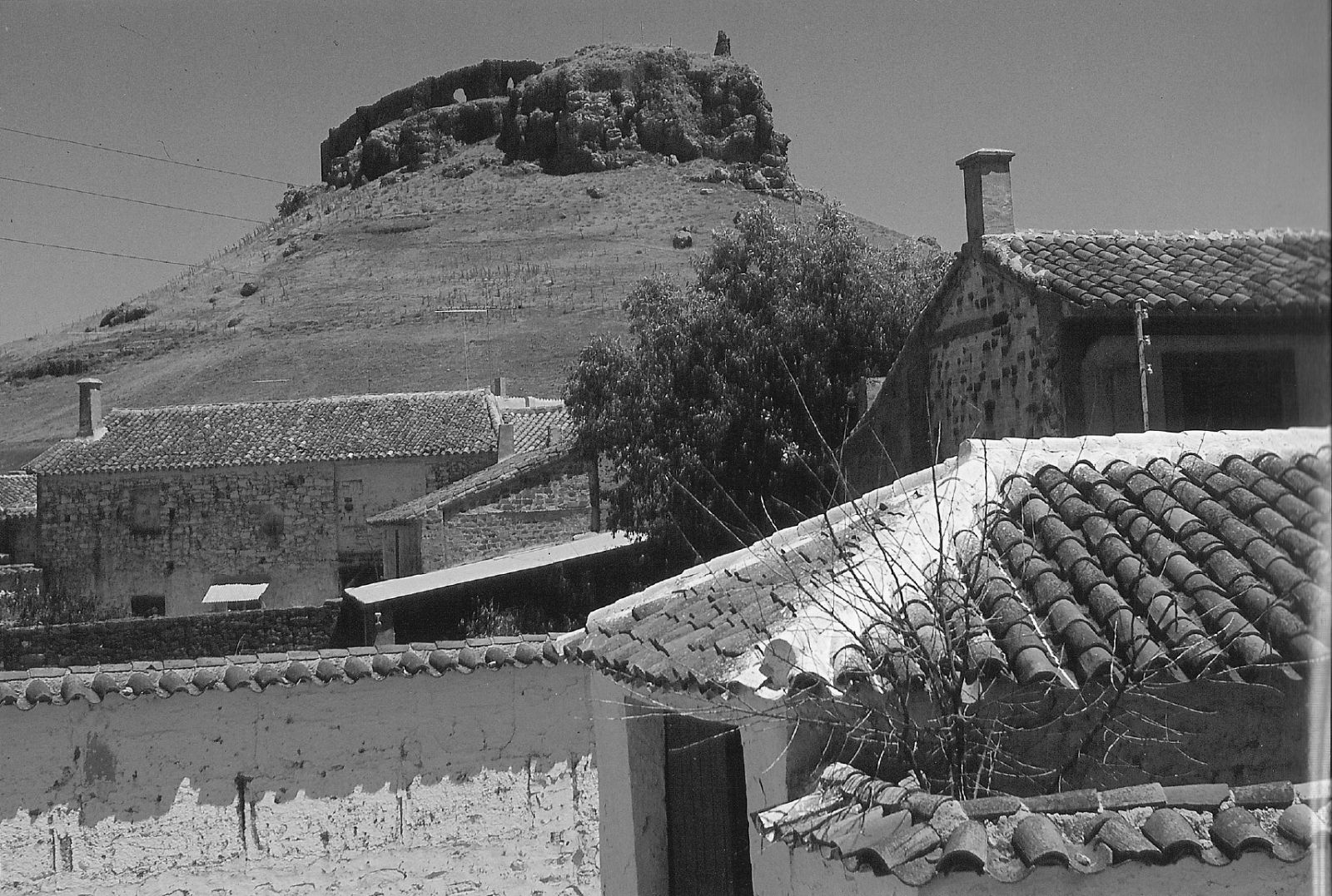 Montiel en los años 40. En lo alto, el Castillo de la Estrella.