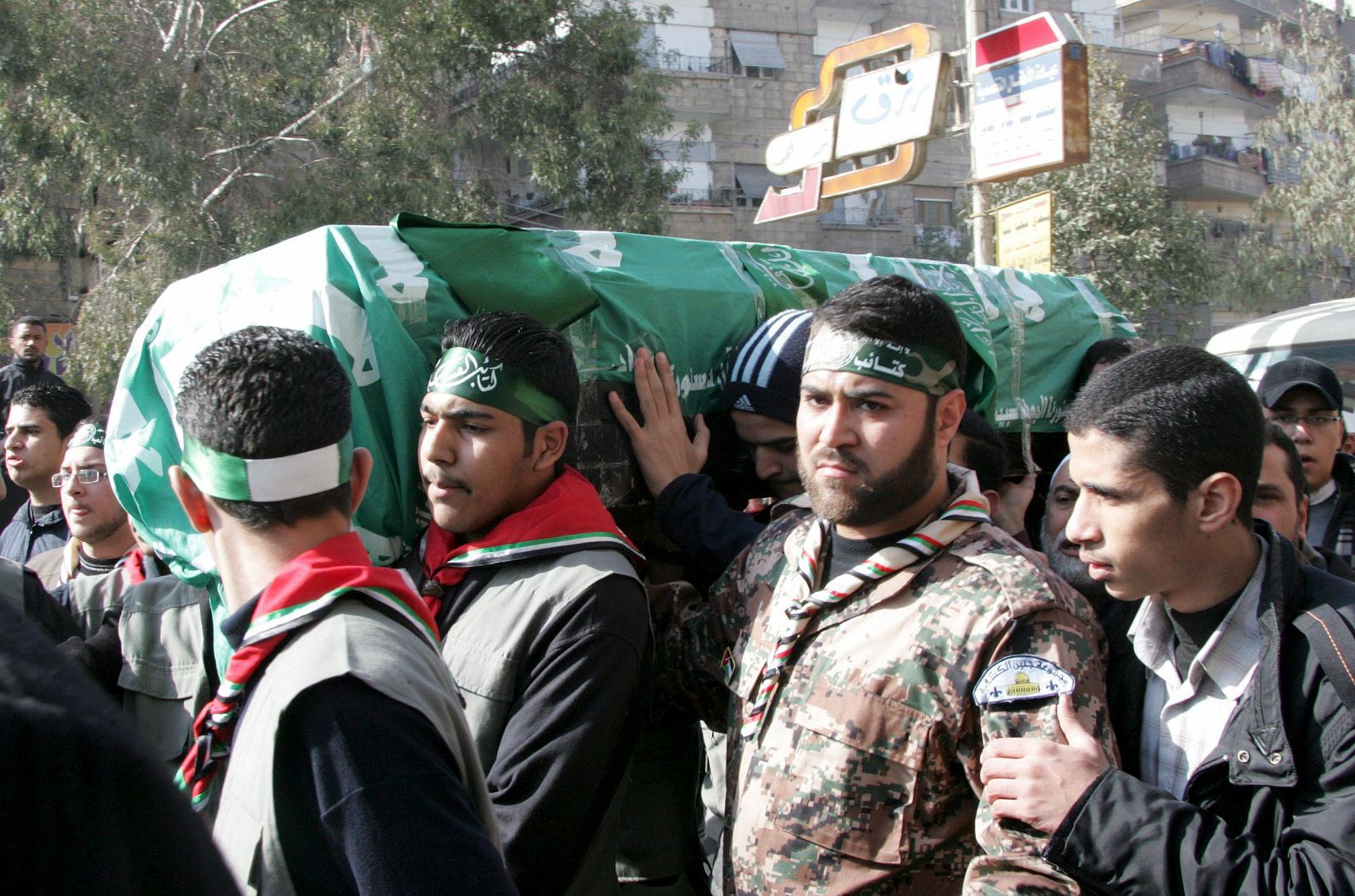 Miembros de Hamas portan el fértro del dirigente del movimiento palestino Hamás Mahmud Abdel Rauf al Mabhuh, asesinado el 20 de enero en Dubái, durante el fuenral en un campo de refugiados de Siria, hoy, viernes, 29 de enero de 2010. El cue