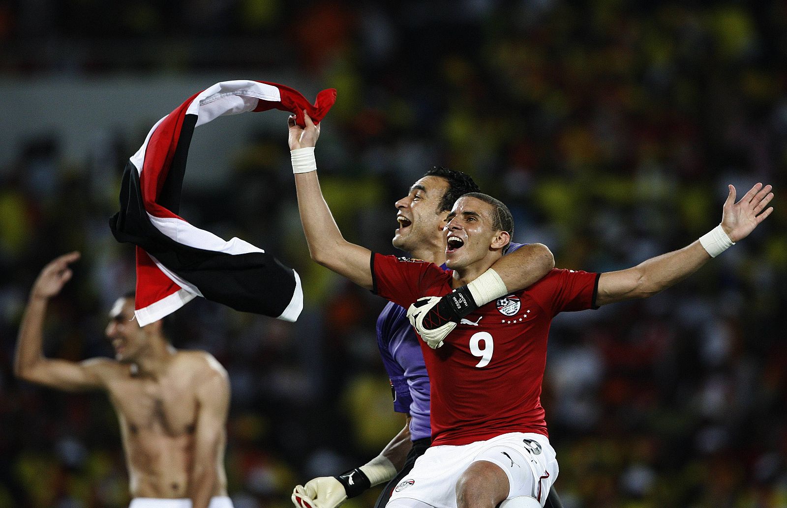 Essam El Hadary y Mohamed Zidan celebran el título.