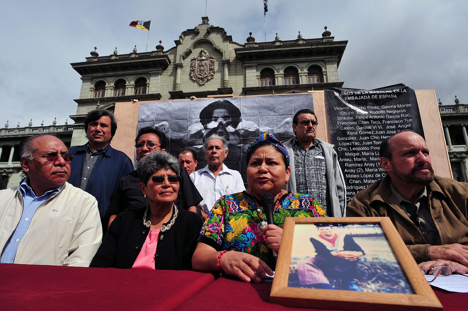 Guatemala conmemora el 30 aniversario del incendio de la embajada de España