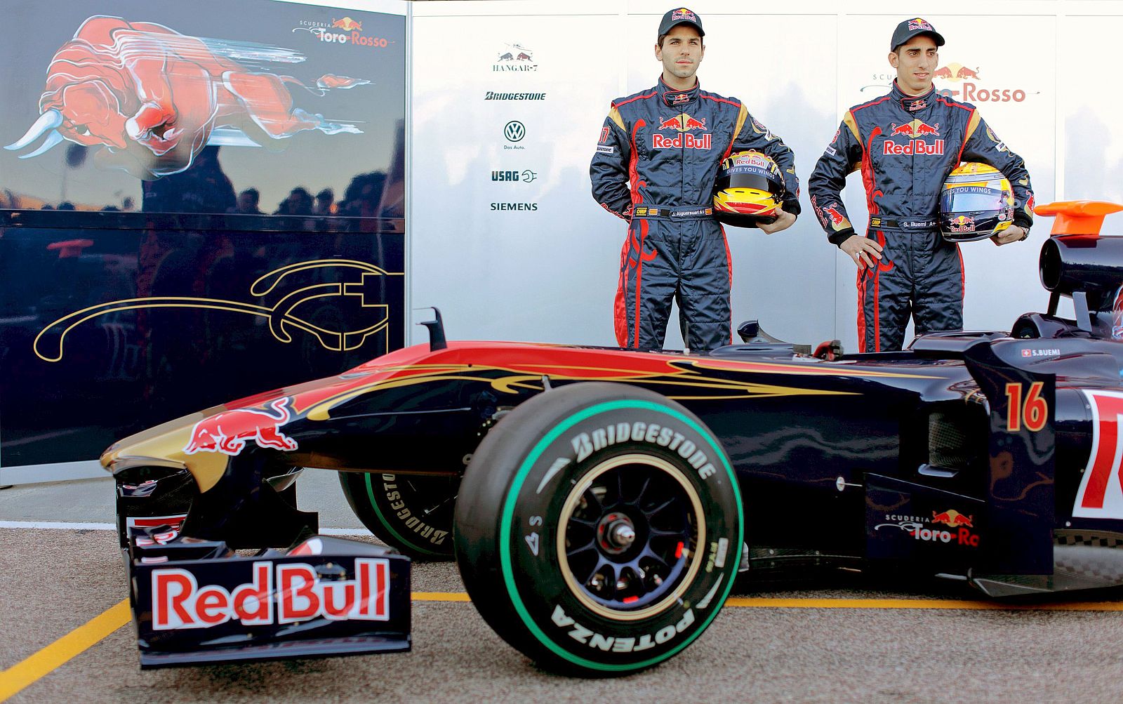 El piloto español de Toro Rosso, Jaime Alguersuari, y su compañero, el suizo Sebastien Buemi