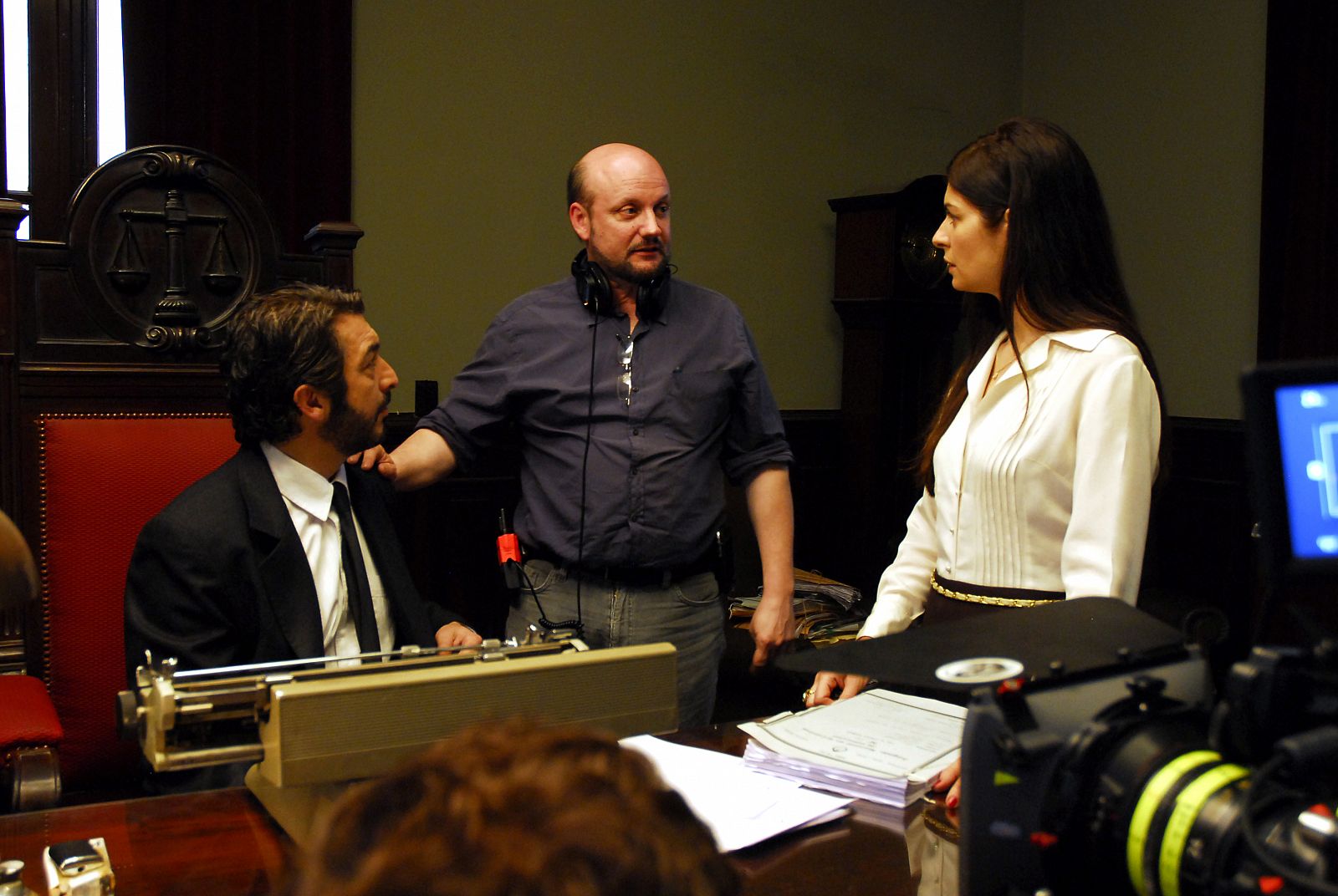 El director argentino, en un momento del rodaje, junto a Ricardo Darín y Soledad Villaamil.