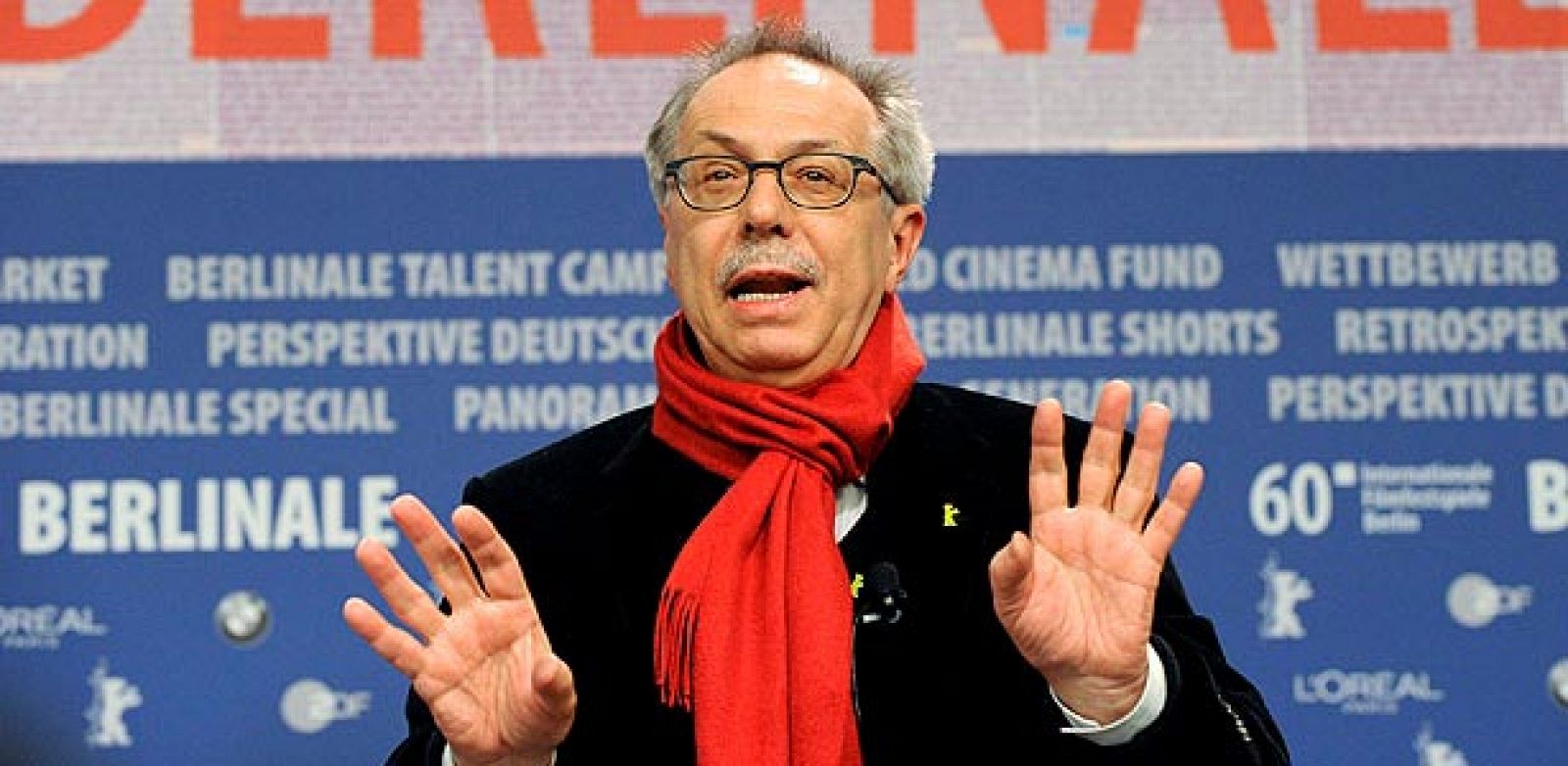 El director del Festival Internacional de Cine de Berlín, Dieter Kosslick, gesticula durante una rueda de prensa de presentación de la 60ª edición de la Berlinale, en la capital alemana