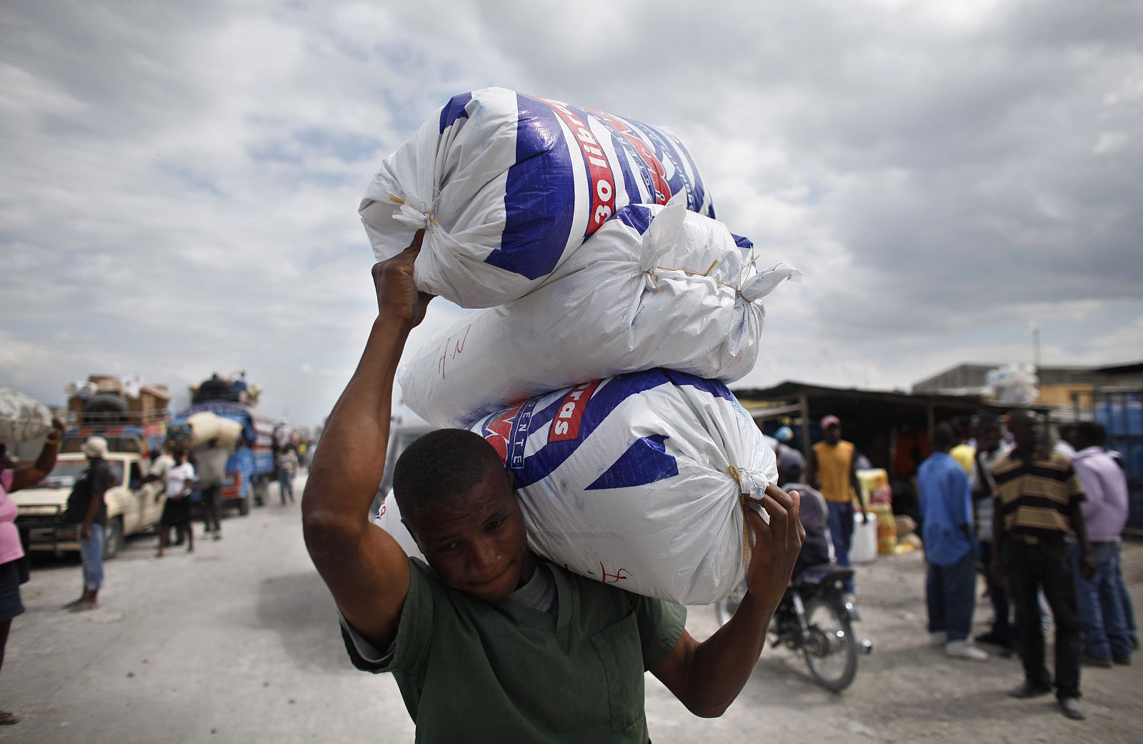 Un residente lleva víveres en la zona de Malpasse, en la frontera entre Haití y República Dominicana.