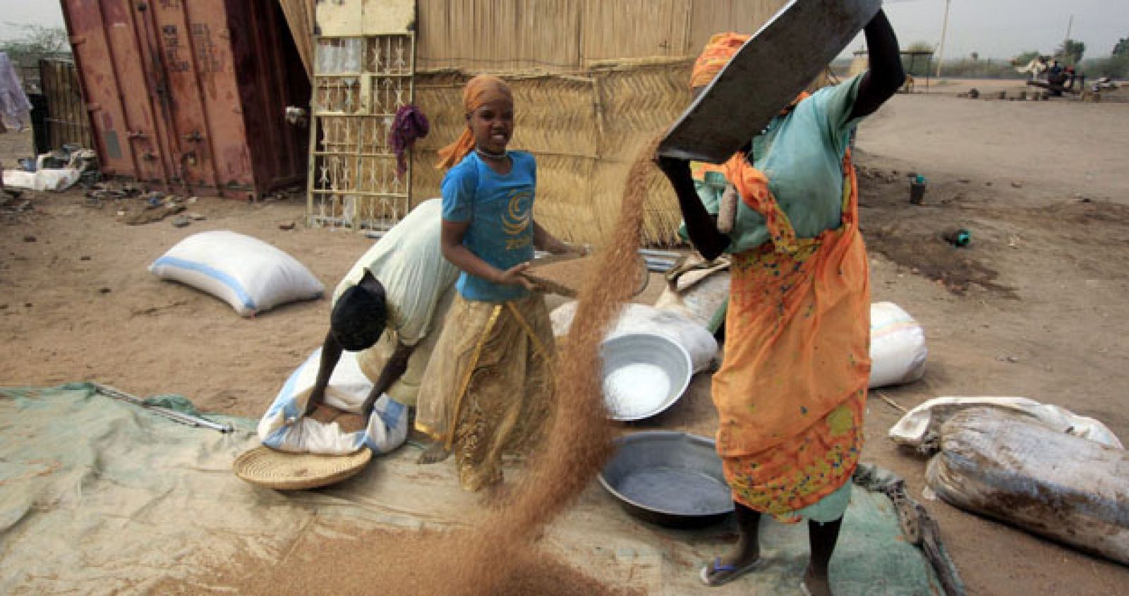 Una mujer sudanesa prepara la comida.