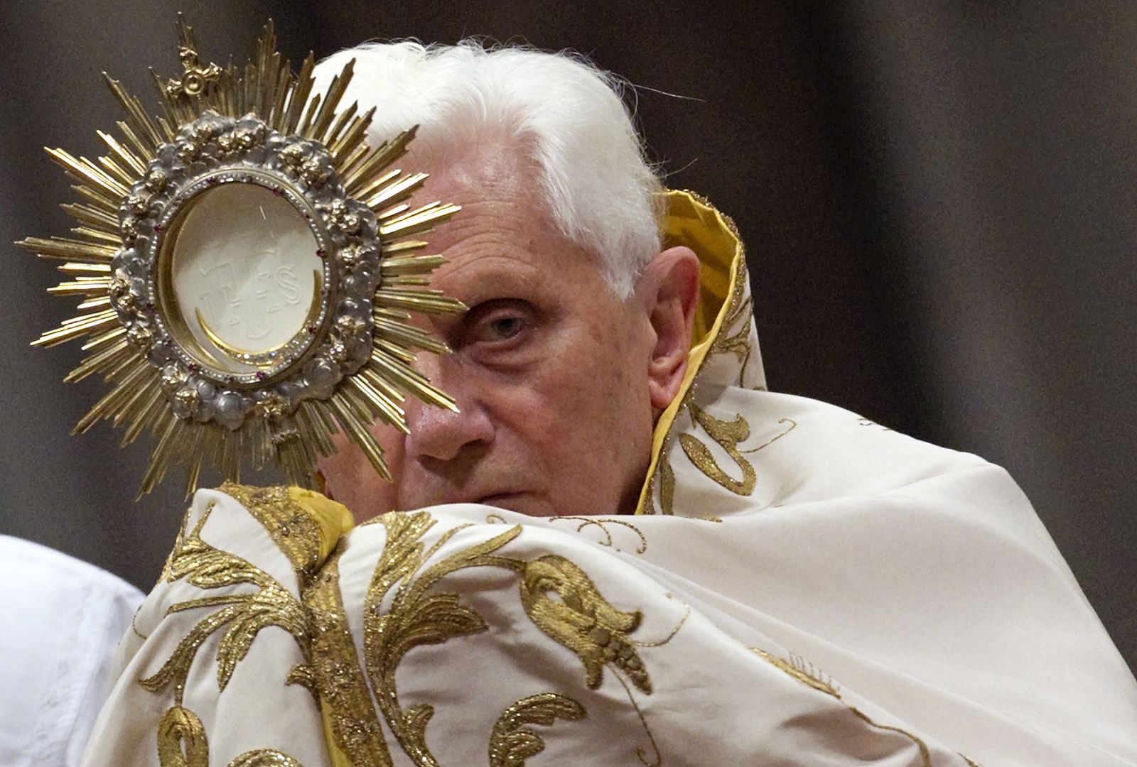 El Papa Benedicto XVI en la Basílica de San Pedro en el Vaticano.