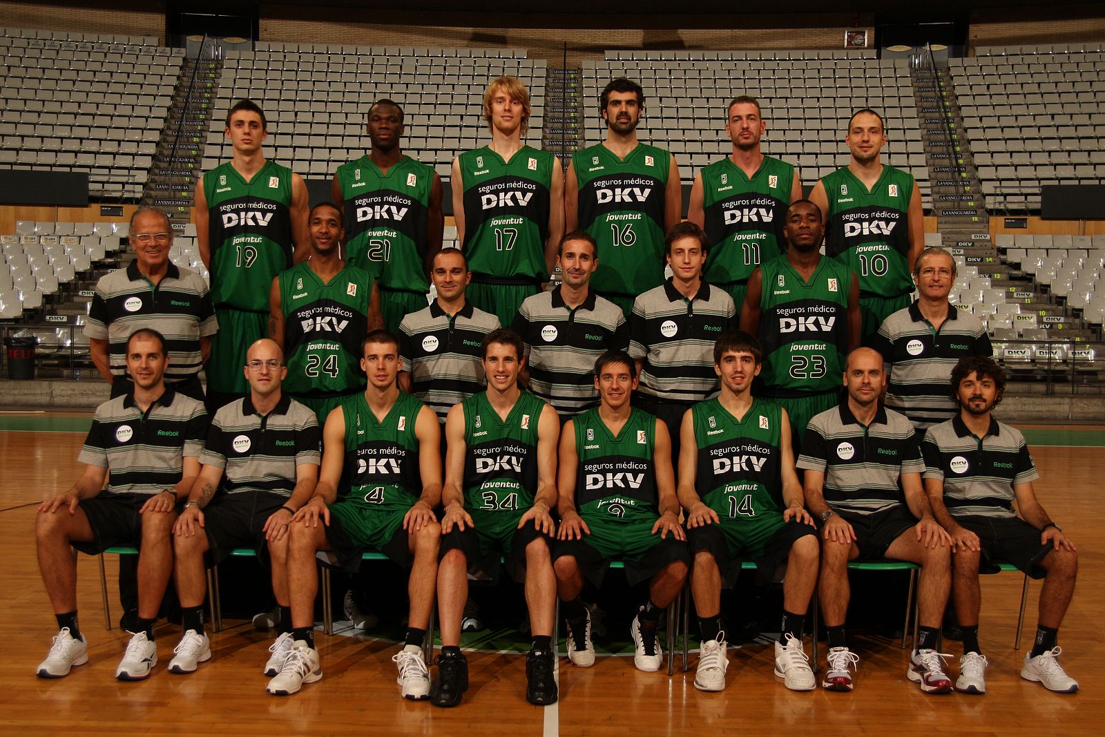 Los jugadores del DKV Joventut posan para la foto oficial del equipo.