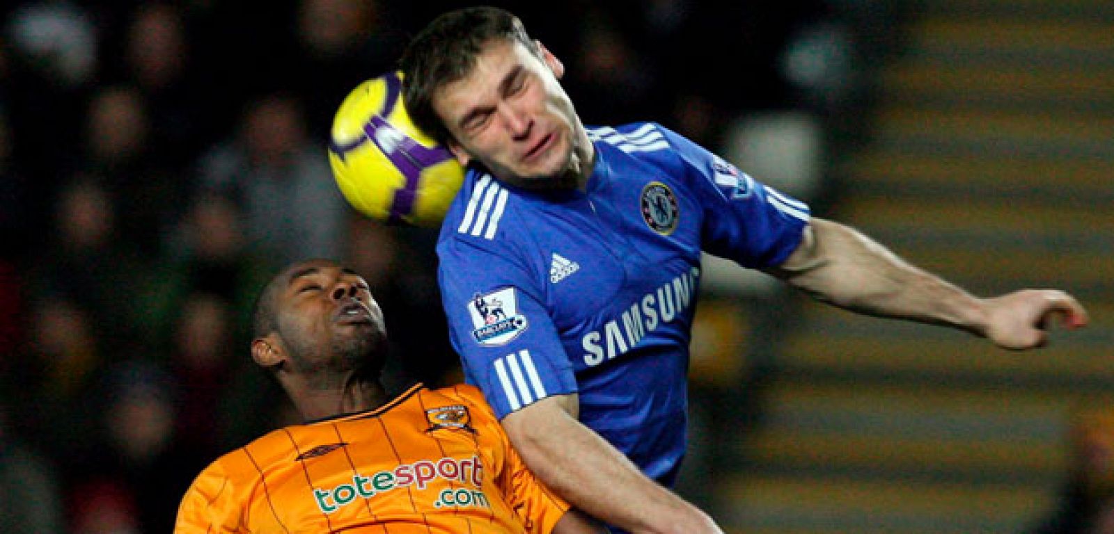 El Chelsea no pasa del empate ante el Hull y pone la Premier al 'rojo vivo'.