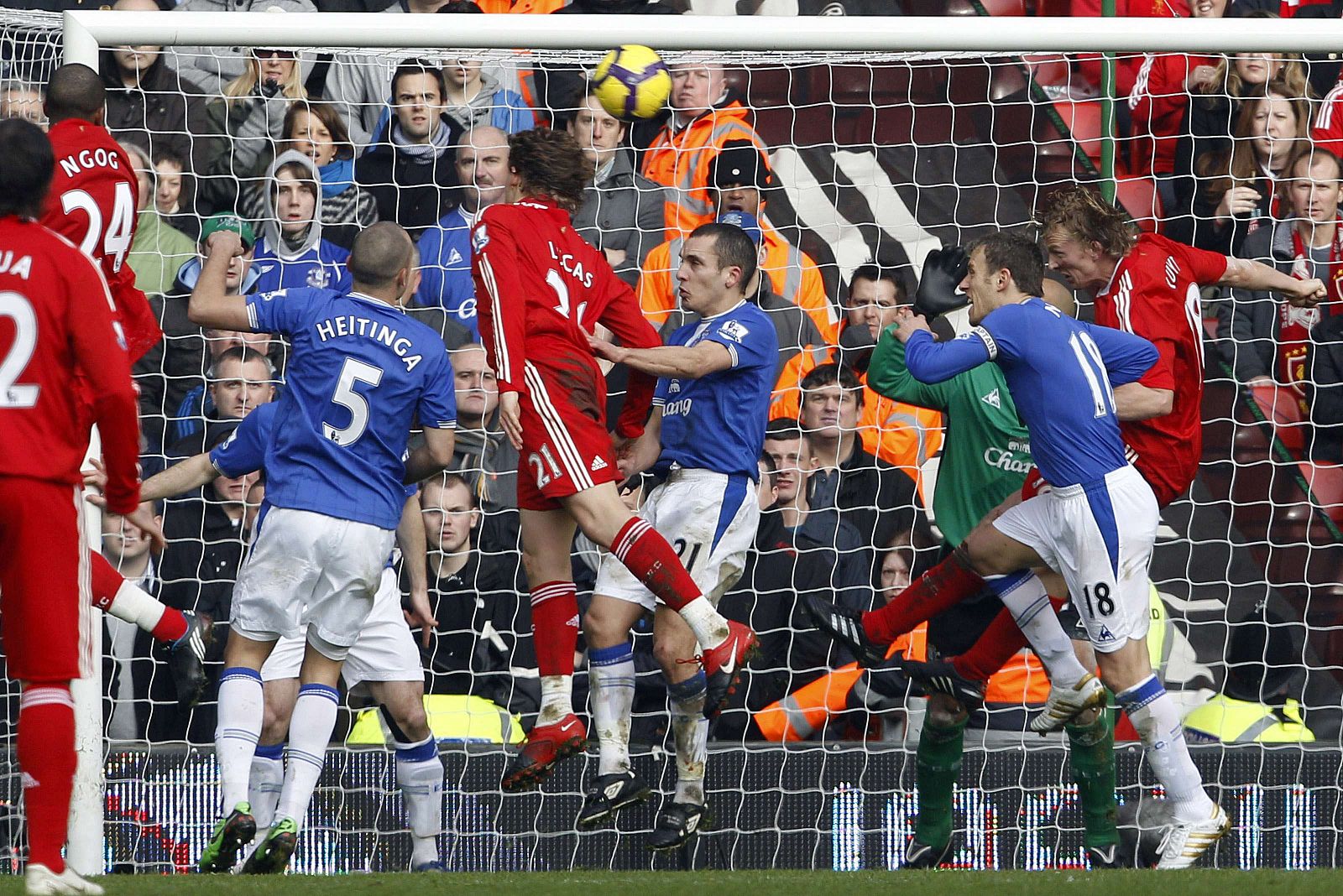 Imagen del gol del jugador del Liverpool Dirk Kuyt contra el Everton.
