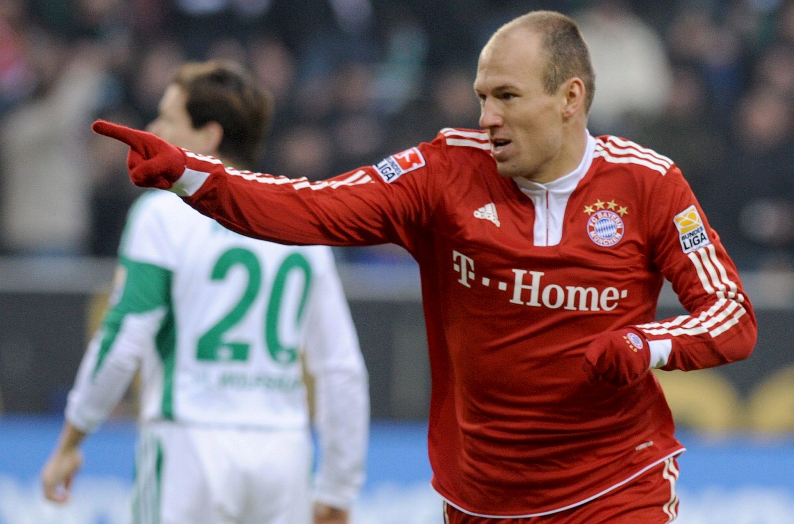 El holandés Arjen Robben del Bayern Munich celebra su gol