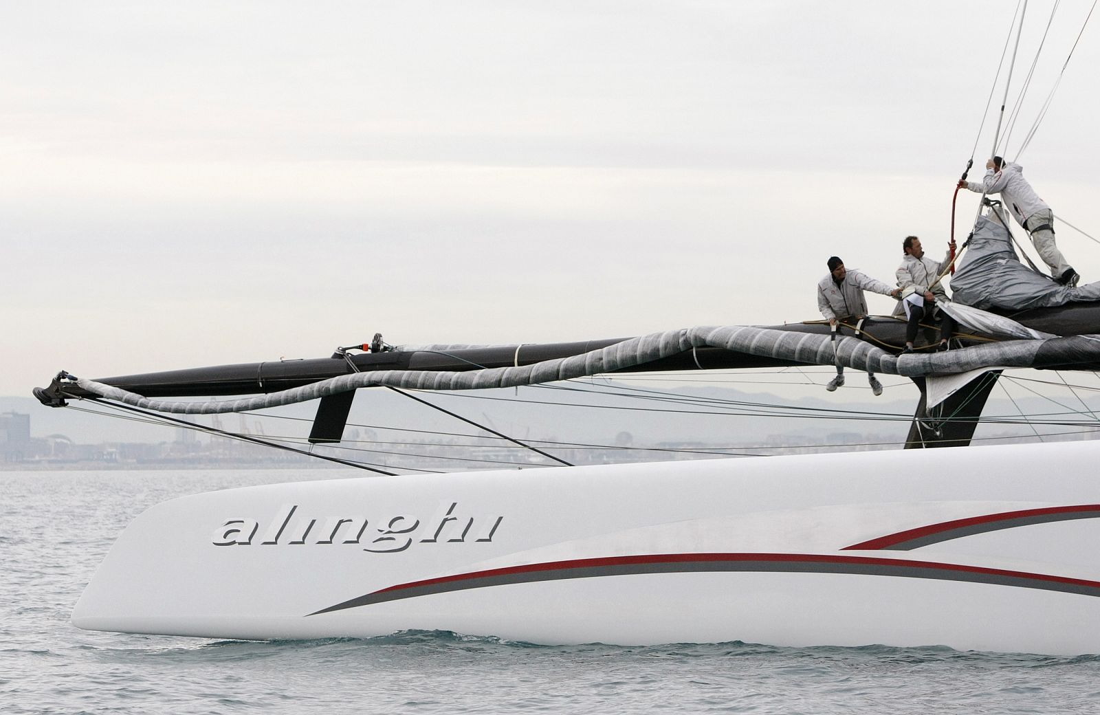 El "Alinghi 5" del sindicato suizo Alinghi navega durante un entrenamiento.