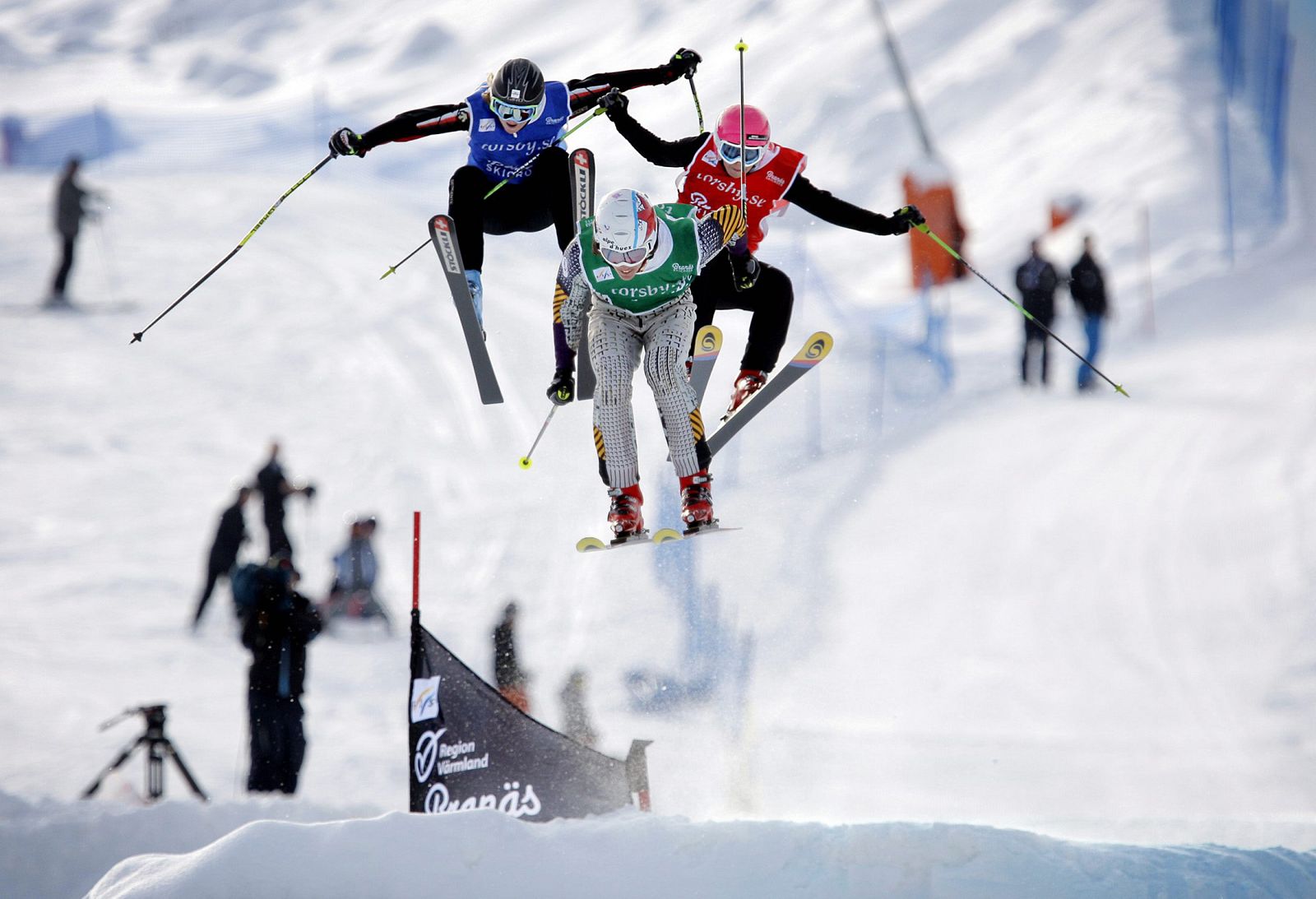 Atletas participando en una competición de Esquí Cross