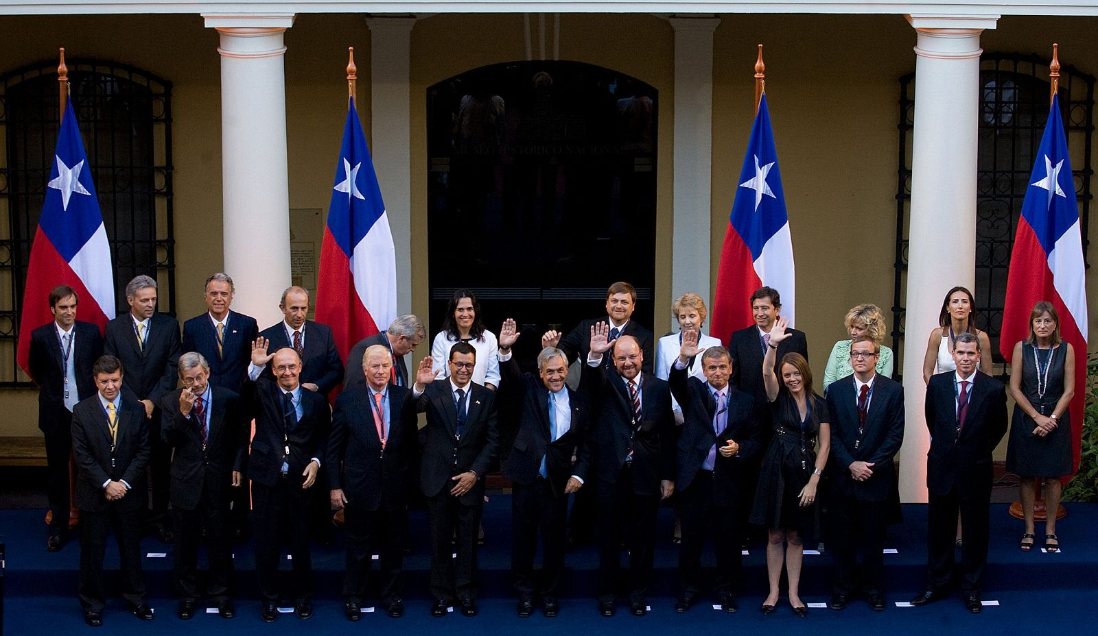 Piñera, en el centro, saluda junto a su nuevo gabinete.