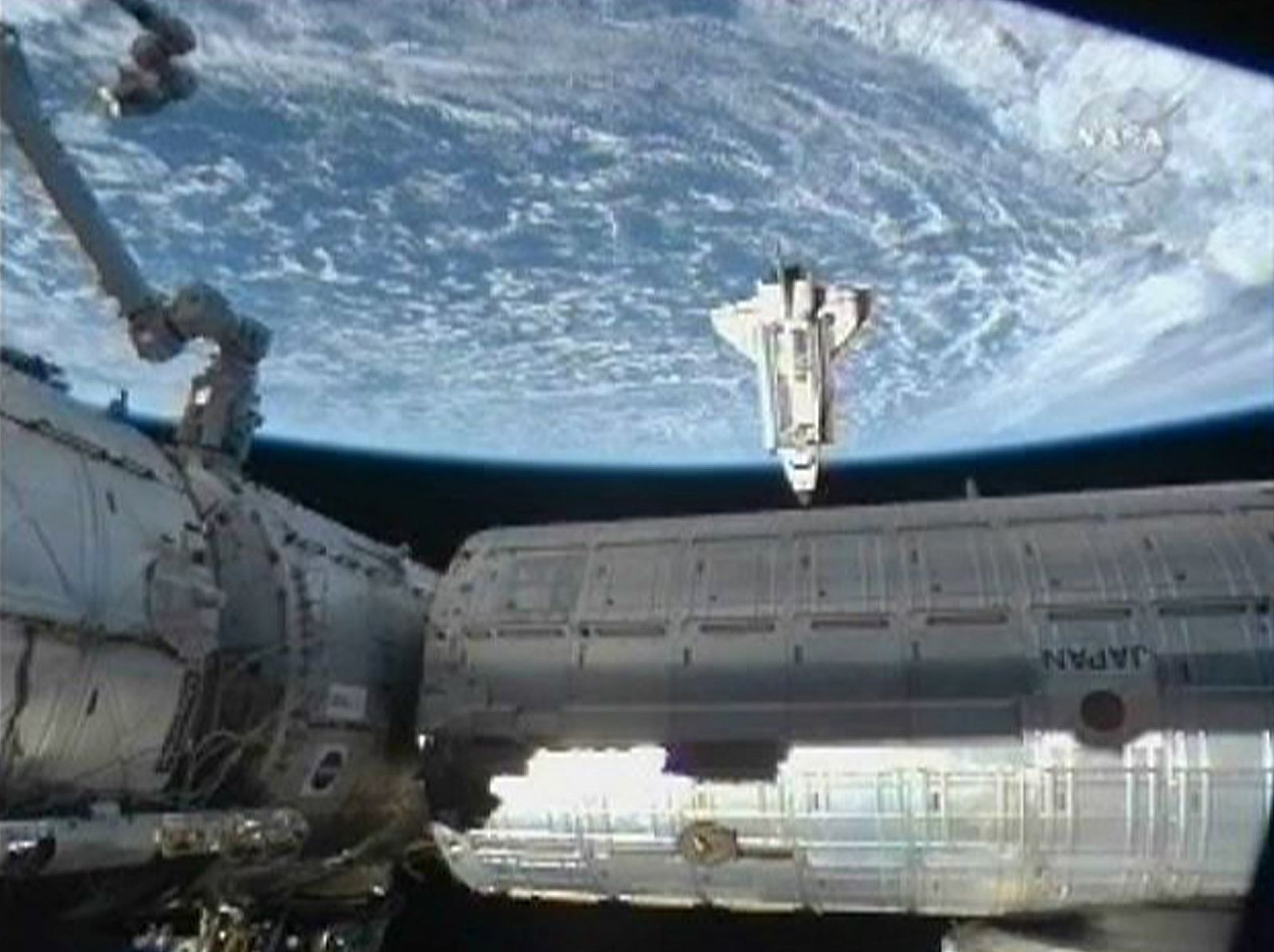 El Endeavour se aproxima a la Estación Espacial Internacional para su acoplamiento.