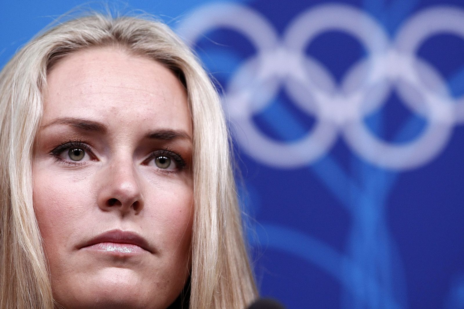 La estadounidense Lindsey Vonn ha revelado en rueda de prensa que tuvo que "parar unos días, debido a unas dolencias en la espinilla derecha" que se provocó entrenando en Austria la pasada semana.