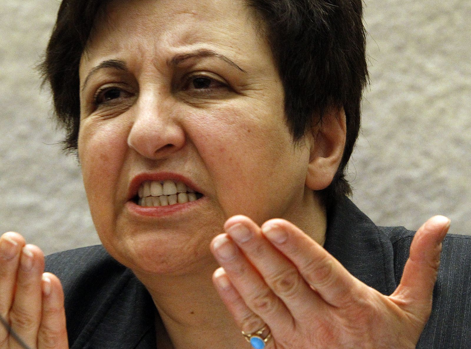 La Premio Nobel de la Paz iraní Shiran Ebadi gesticual durante una rueda de prensa en la sede europea de Naciones Unidas en Ginebra.