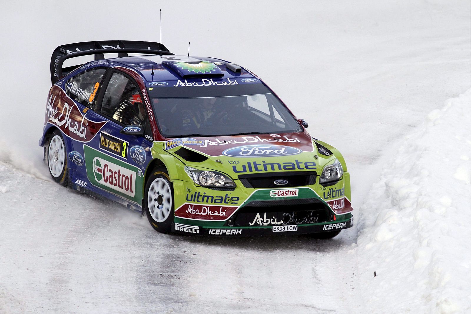 El finlandés Mikko Hirvonen conduce su Ford Focus cerca de la localidad de Hagfors.