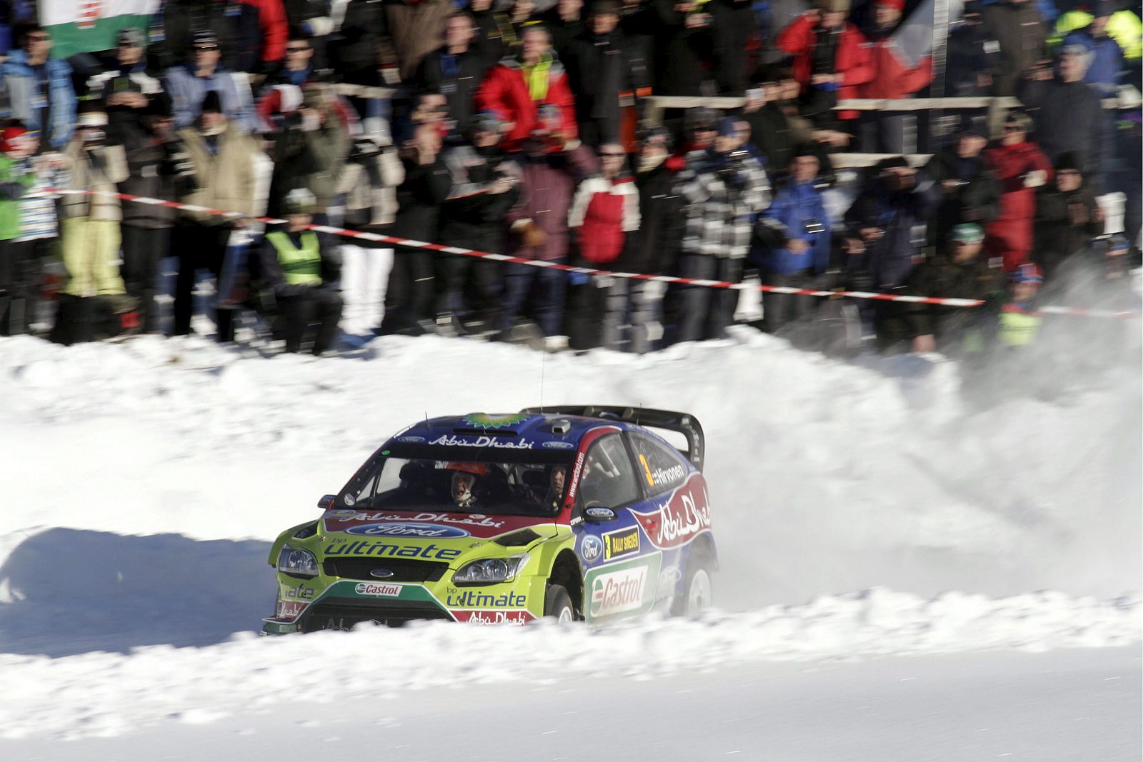 El finlandés Mikko Hirvonen conduce su Ford entre la nieve en Hagfors, Suecia.