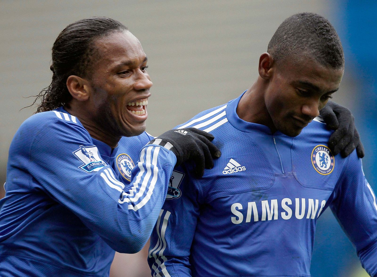 Drogba celebra con Kalou uno de los goles del Chelsea al Cardiff