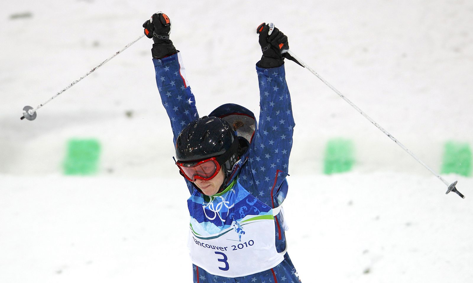 La estadounidense Hannah Kearney celebra su medalla de oro.