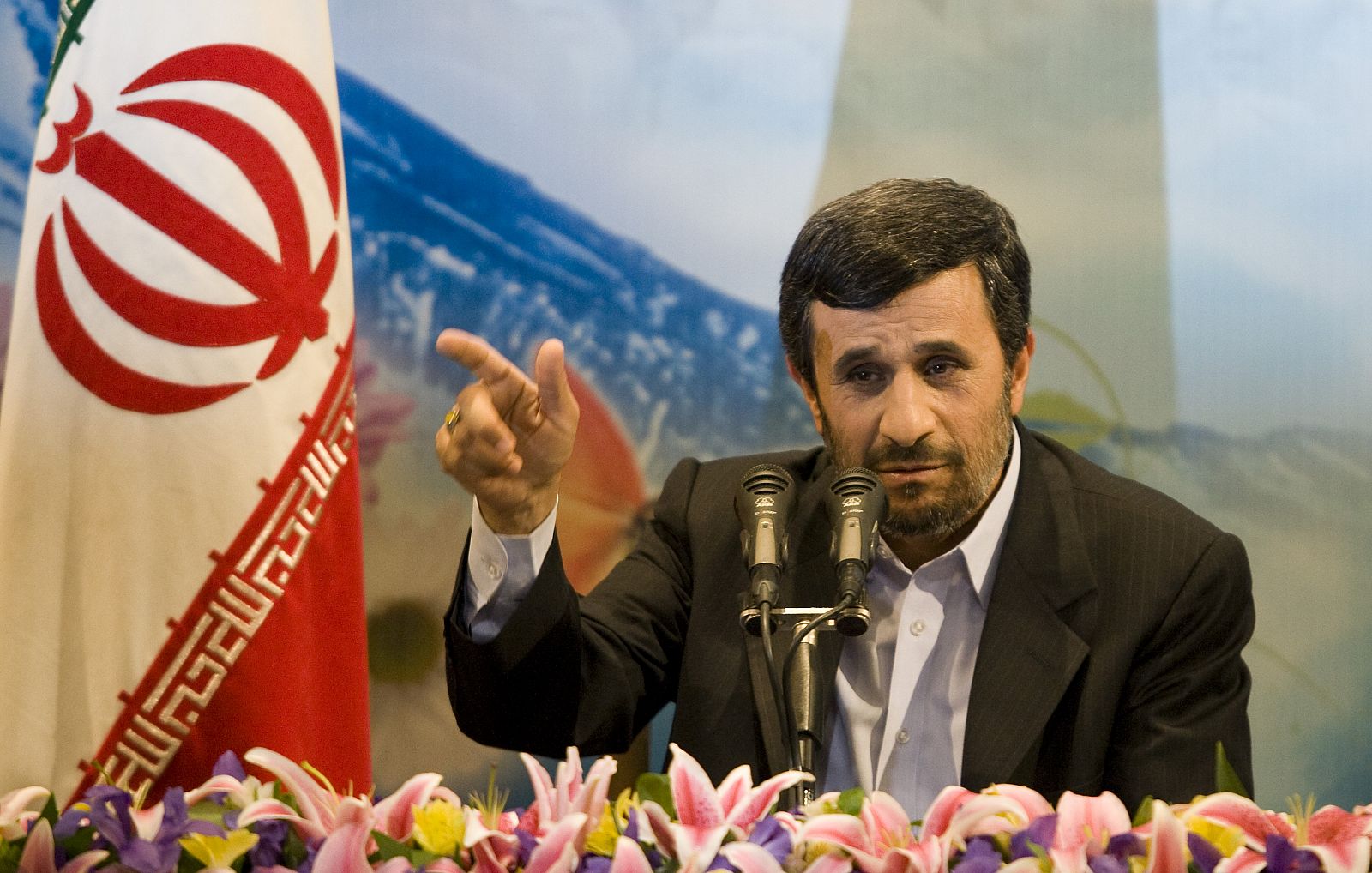 El presidente iraní, Mahmud Ahmadineyad, interviene en una rueda de prensa en Teherán.
