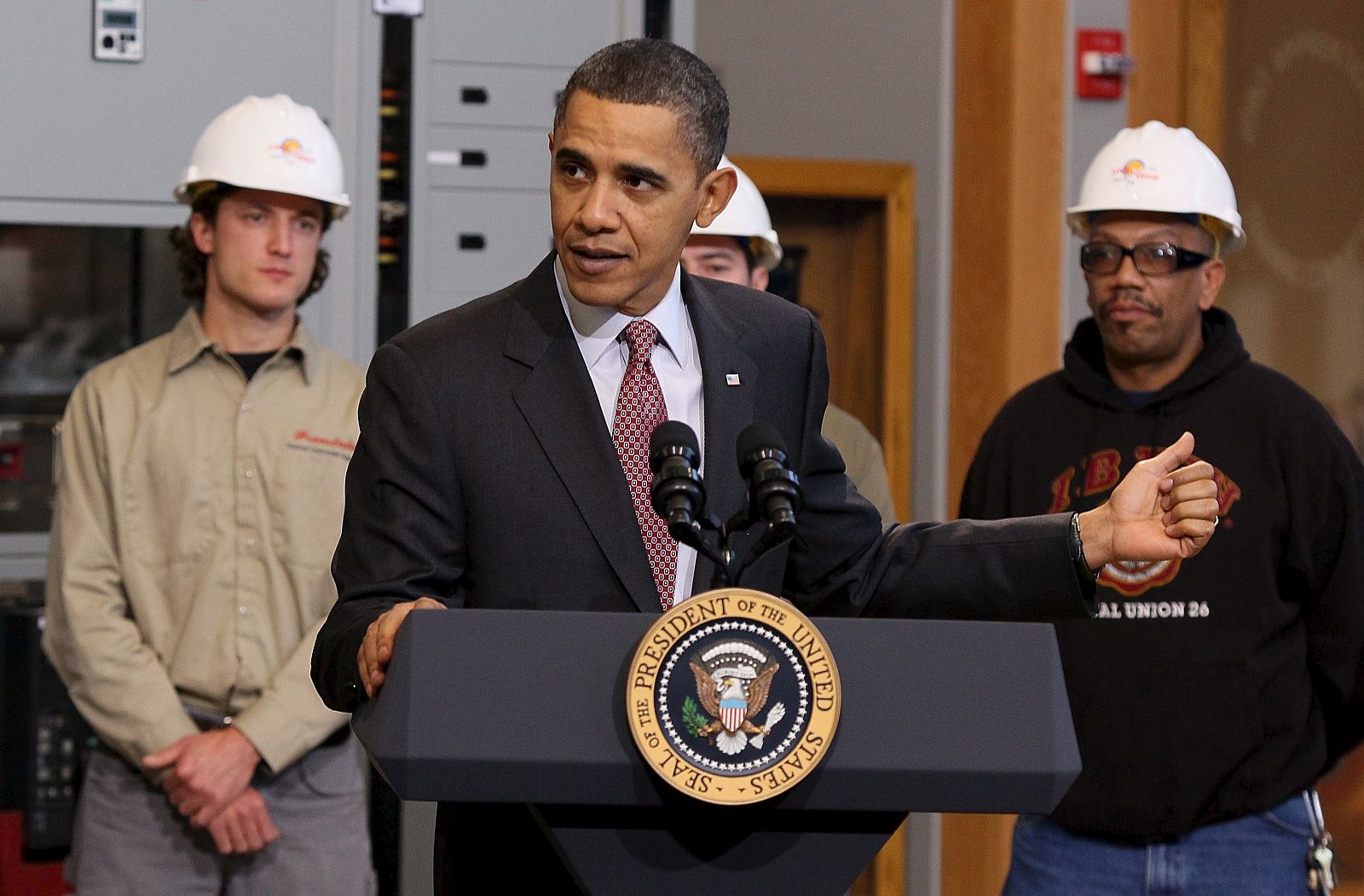 El presidente de los Estados Unidos, Barack Obama, ofrece unas declaraciones durante una visita al centro de formación de trabajadores de la Hermandad Internacional de Electricistas en Maryland.