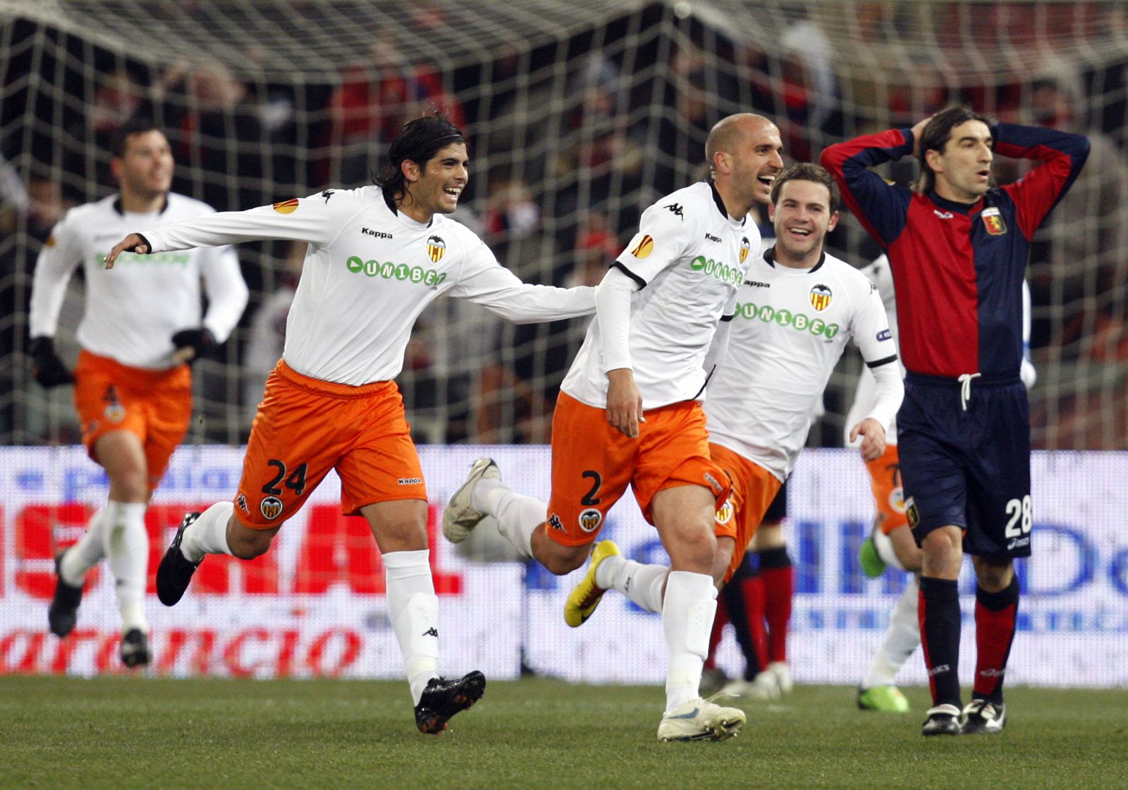 Varios jugadores del Valencia celebran un gol ante el Genova en la Europa League.