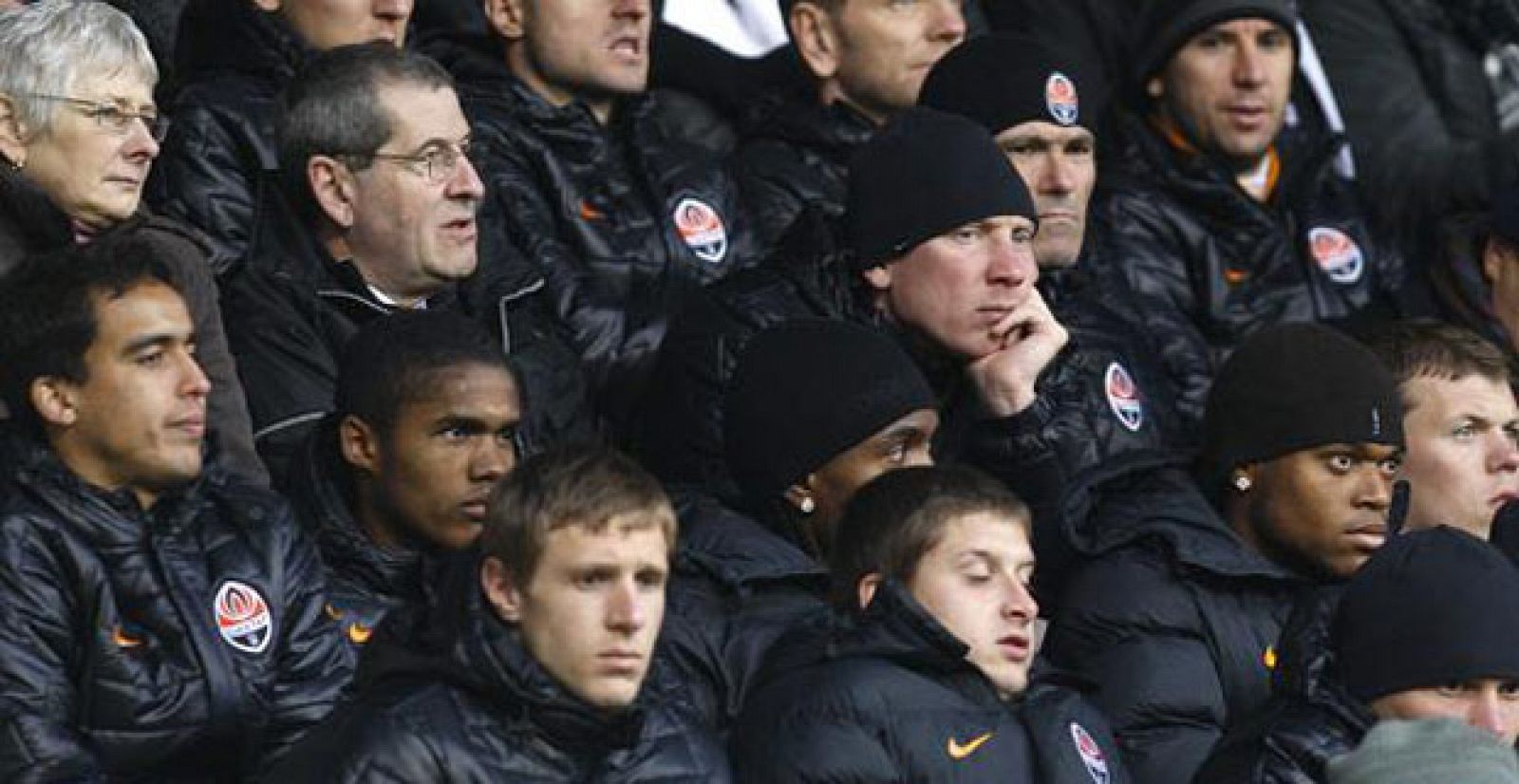 Los jugadores del Shakhtar Donetsk observan el entrenamiento de su rival, el Fulham.