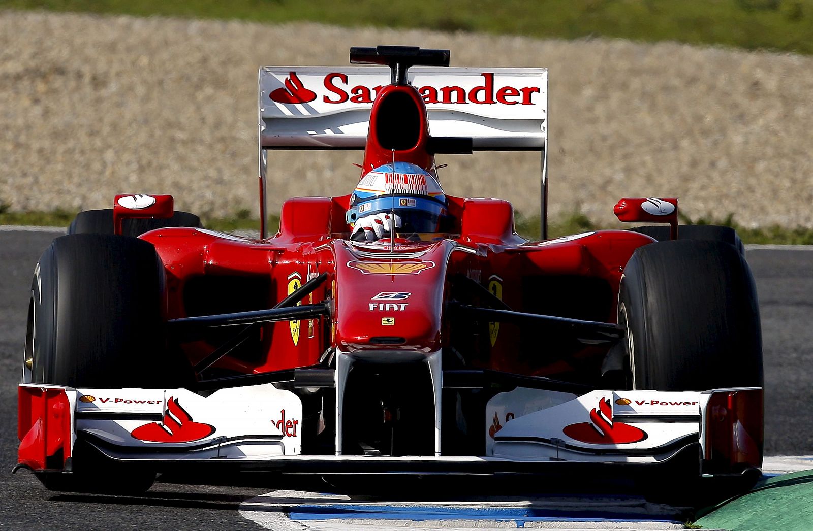 El piloto español de la escudería Ferrari, Fernando Alonso, durante los entrenamientos