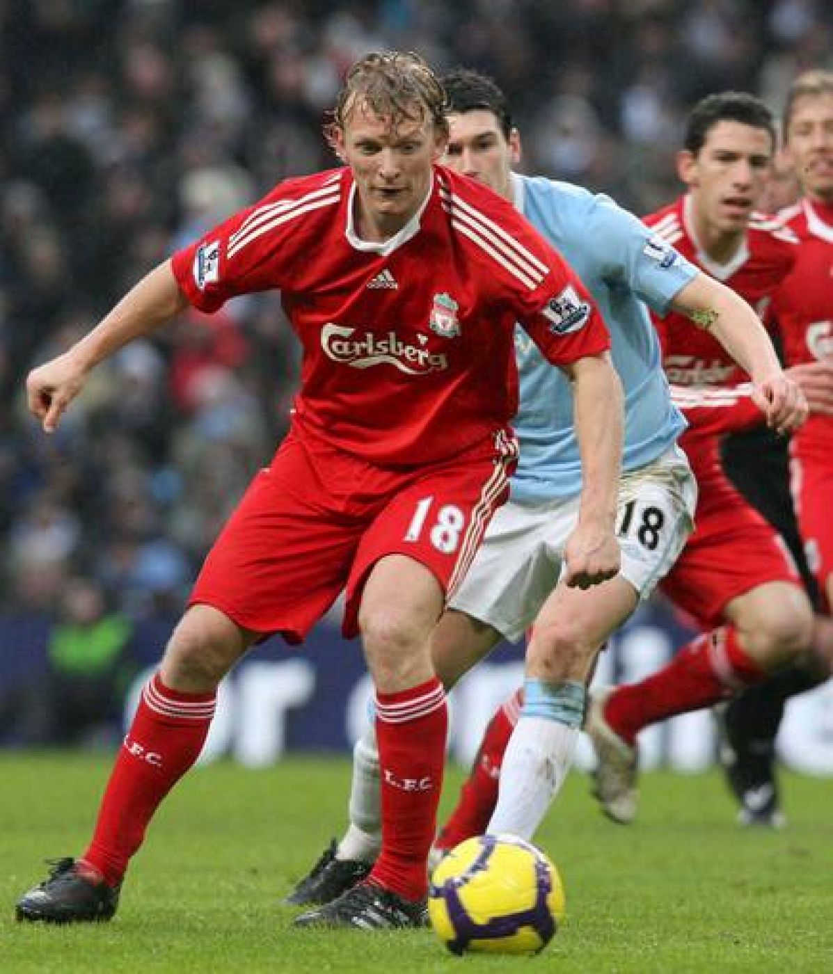 El jugador Gareth Barry, del Manchester City, lucha por el balón con Dirk Kuyt, del Liverpool.