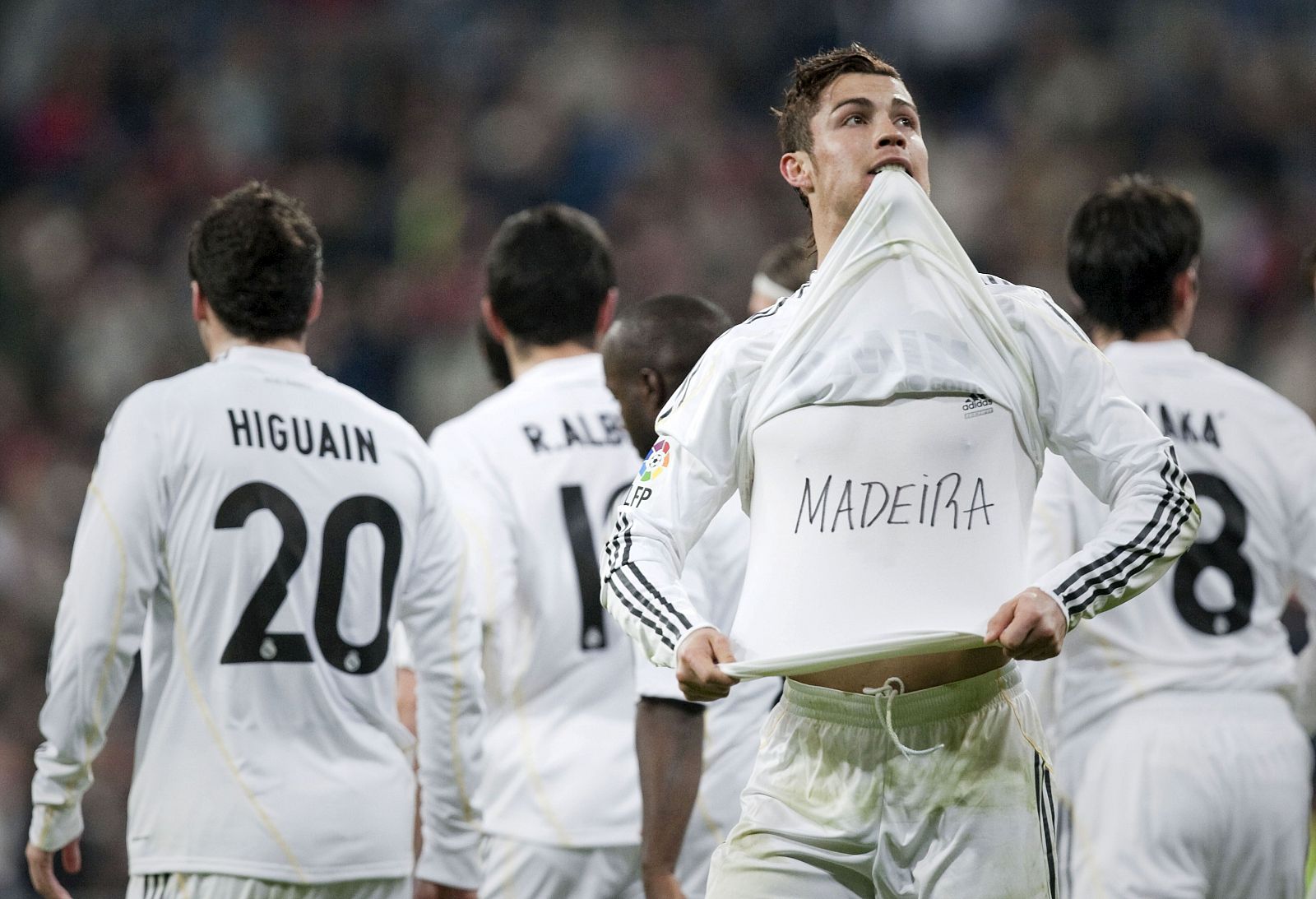 El delantero portugués del Real Madrid Cristiano Ronaldo muestra una camiseta en solidaridad con Madeira durante la celebración de su gol ante el Villarreal.