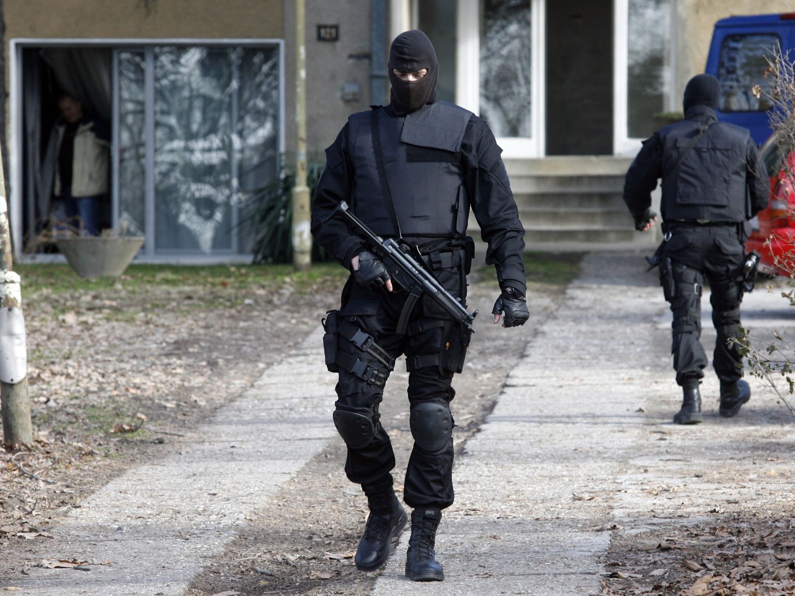 Miembros de la unidad antiterrorista serbia, en la casa de Mladic.
