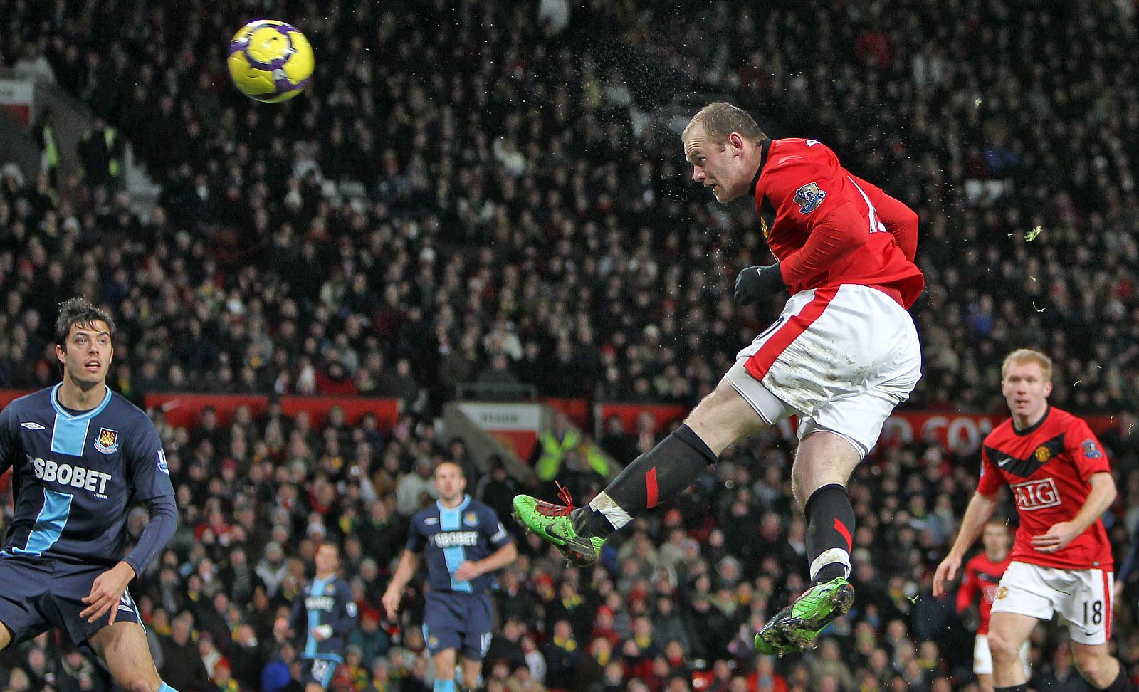 Rooney cabecea para marcar su segundo gol ante el West Ham.