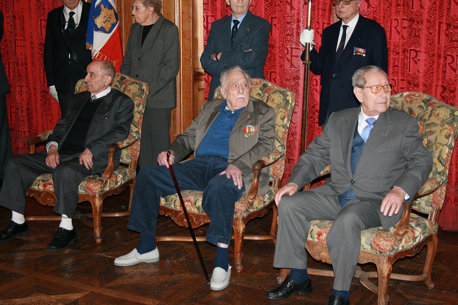 Acto en el ayuntamiento de París durante la entregade las medallas bermejas (medaille vermeil) a los sobrevivientes de La Nueve. De izquierda a derecha, Rafael Gómez, Luis Royo y Manuel Fernández.