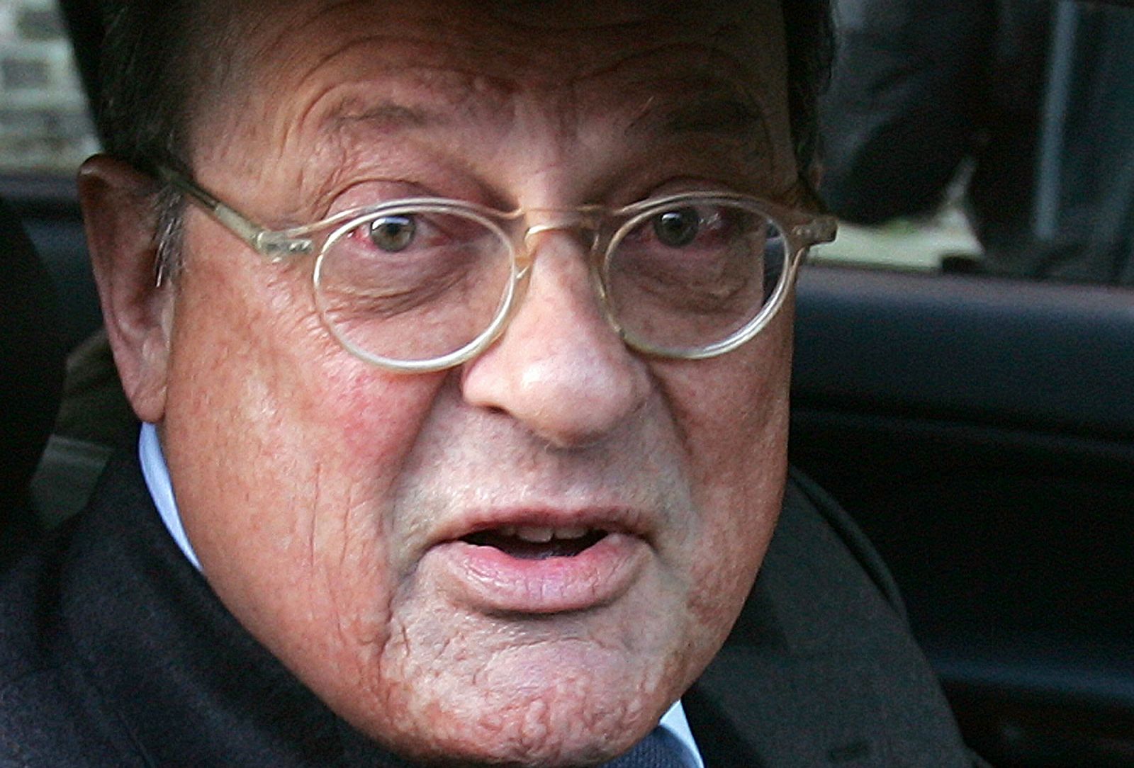El abogado británico David Mills tendrá que pagar por mentir en dos juicios para favorecer al primer ministro italiano Silvio Berlusconi.