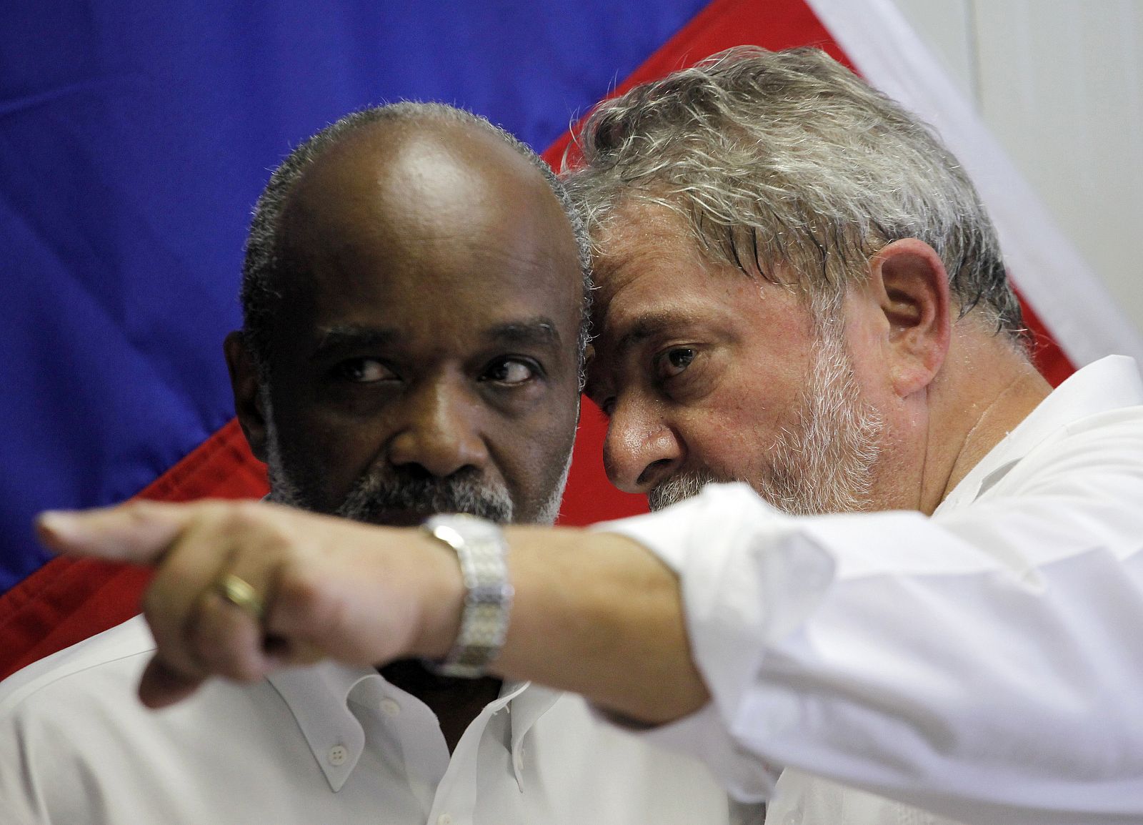 El presidente brasileño, Lula da Silva, habla con su homólogo haitiano en su visita a Puerto Príncipe.