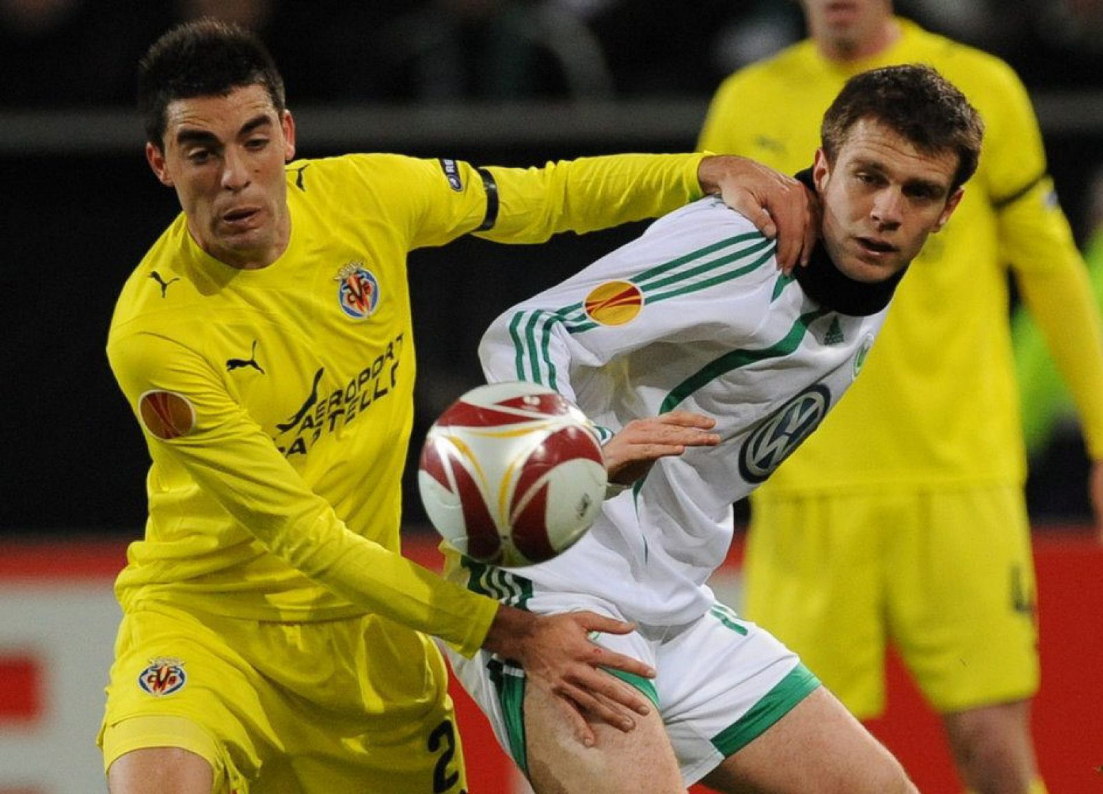 Zvjezdan Misimovic (d) disputa un balón con Gonzalo Rodríguez (i) del Villareal