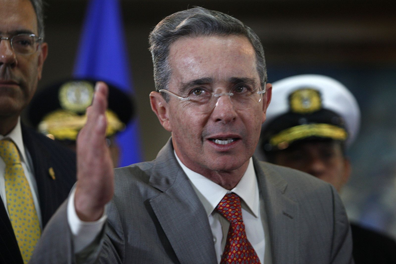 El presidente colombiano, Álvaro Uribe, saluda durante una rueda de prensa en la casa presidencial de Tegucigalpa.