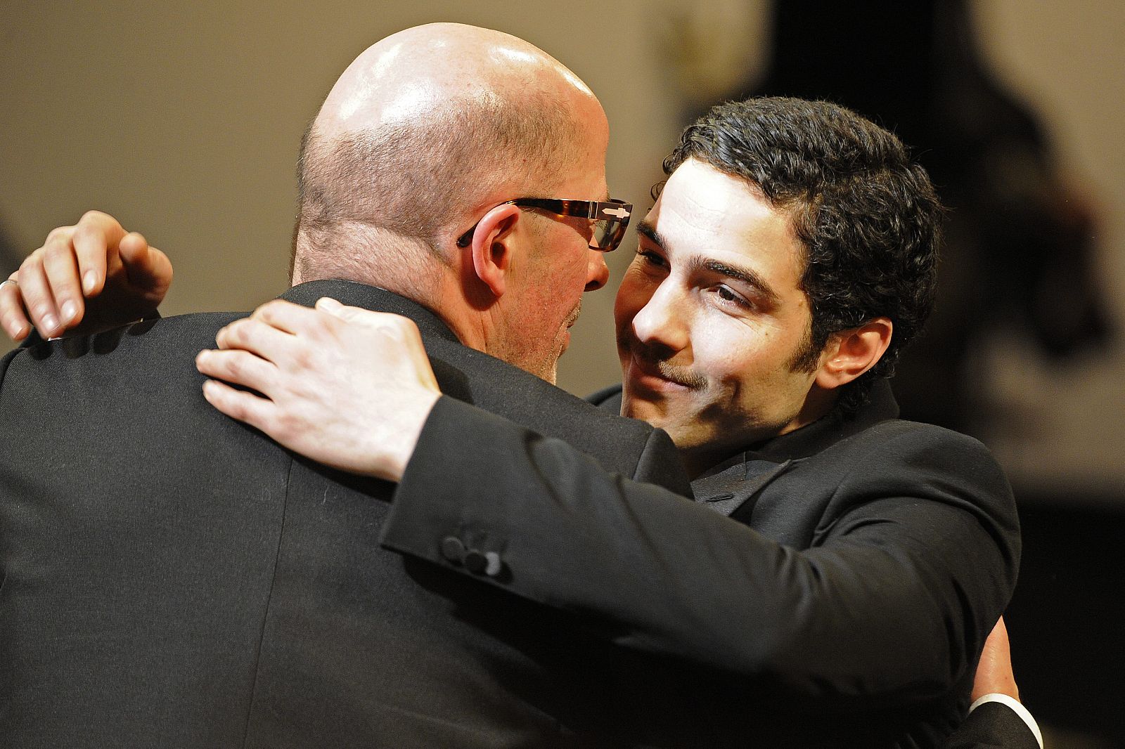 El actor francés Tahar Rahim (d) abraza al director Jacques Audiard (i) tras recibir su premio César por su papel en la película 'Un prophète'.