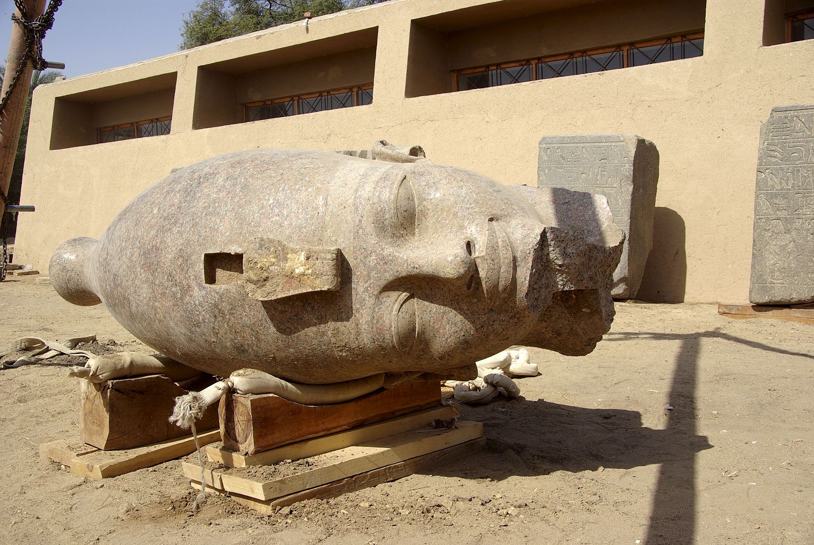 Cabeza gigante de granito del faraón Amenhotep III (1390-1352 a.C.)