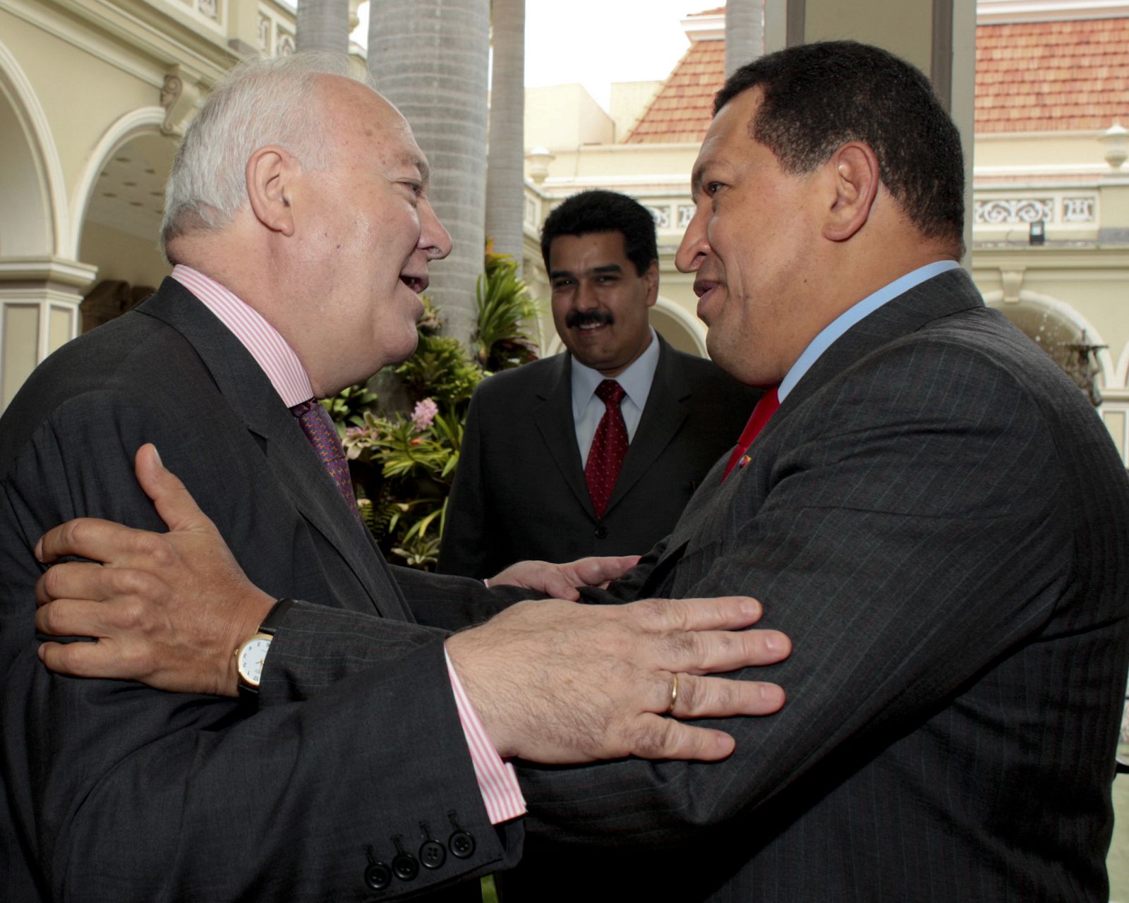 Venezuelan President Hugo Chavez (R) greets Spain's Foreign Minister Miguel Angel Moratinos (L) at the Miraflores Palace in Caracas
