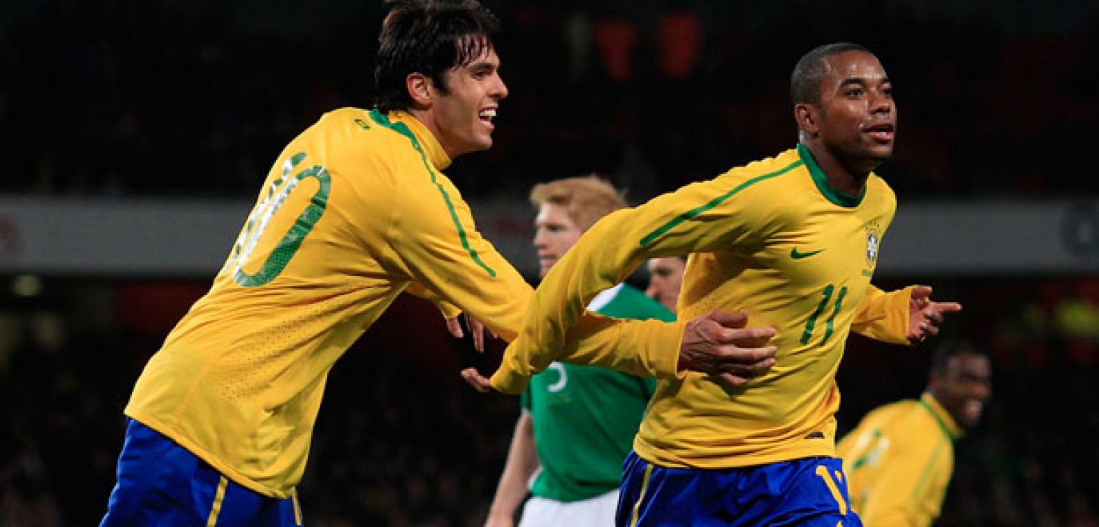 Robinho celebra junto a Kaká uno de los dos goles que ha marcado ante Irlanda.
