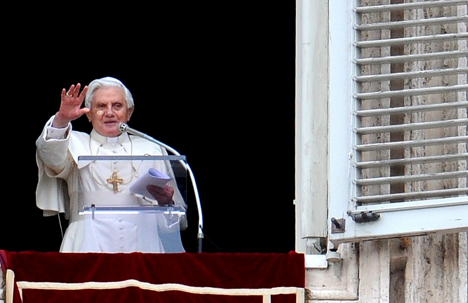 Benedicto XVI, el pasado domingo, dirigiéndose a los fieles de la Plaza de San Pedro al final del ángelus