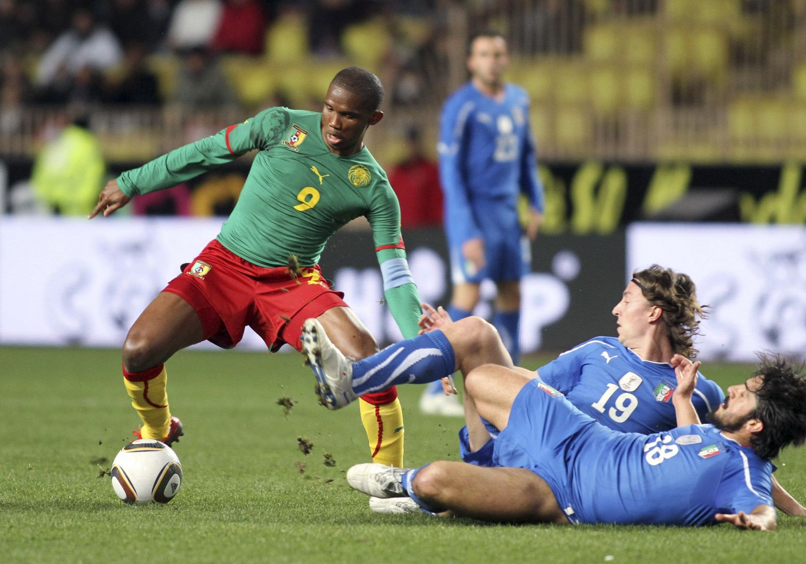 El jugador de Camerún Samuel Eto'o pelea por el balón con los italianos Montolivo y Gattuso.