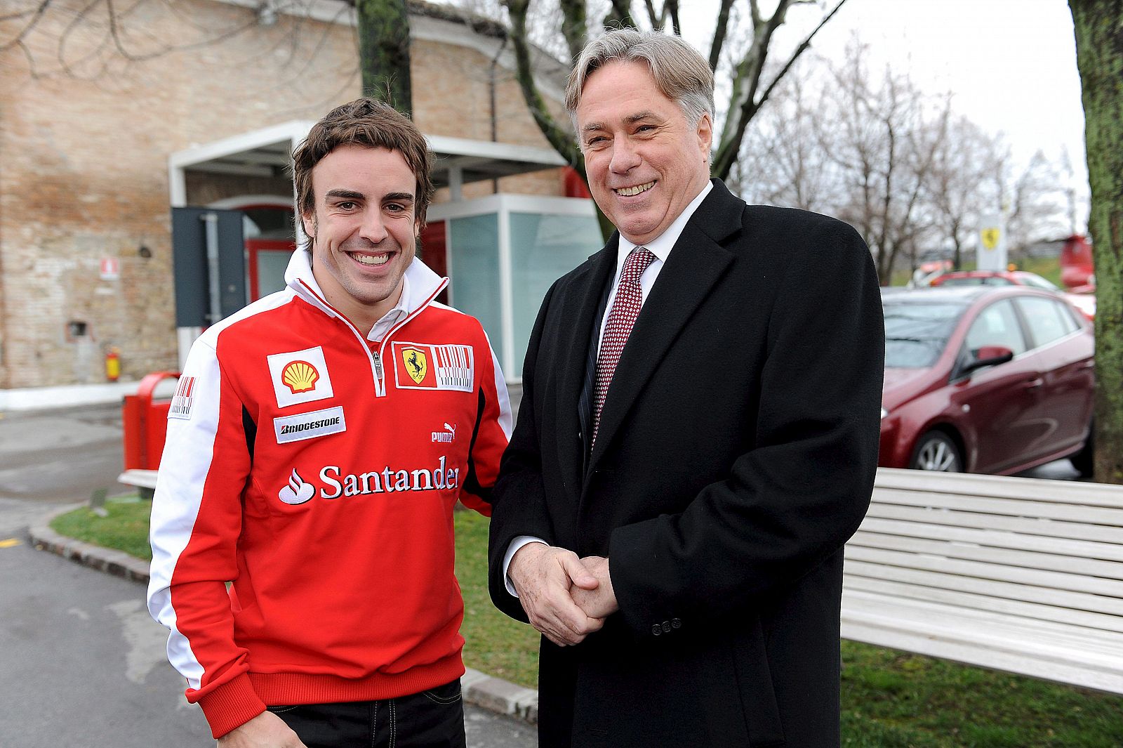Fernando Alonso posa con el embajador de Estados Unidos en Italia, David Thorne, de visita en la sede de Ferrari en Maranello.