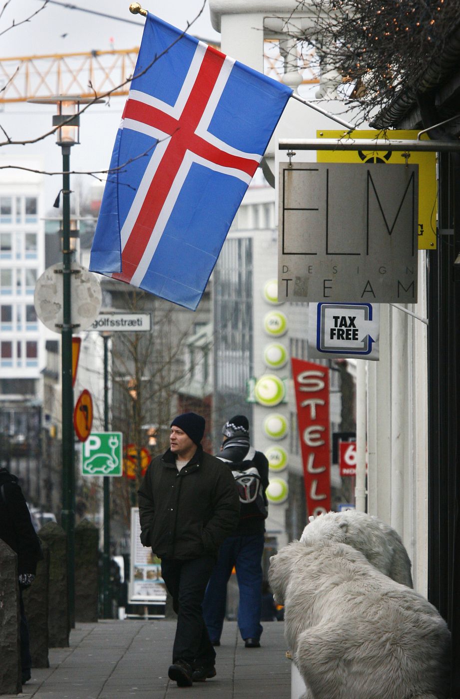 Varias personas pasean por la principal calle comercial de Reykjavik.