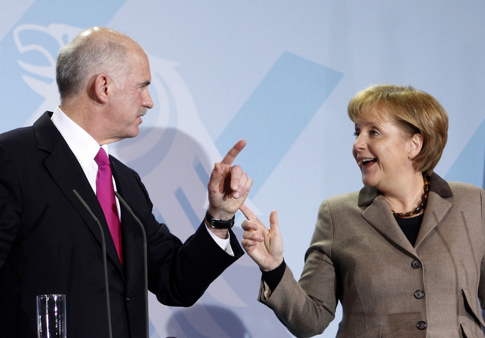 La canciller alemana, Angela Merkel, junto al primer ministro griego, Giorgios Papandreu.