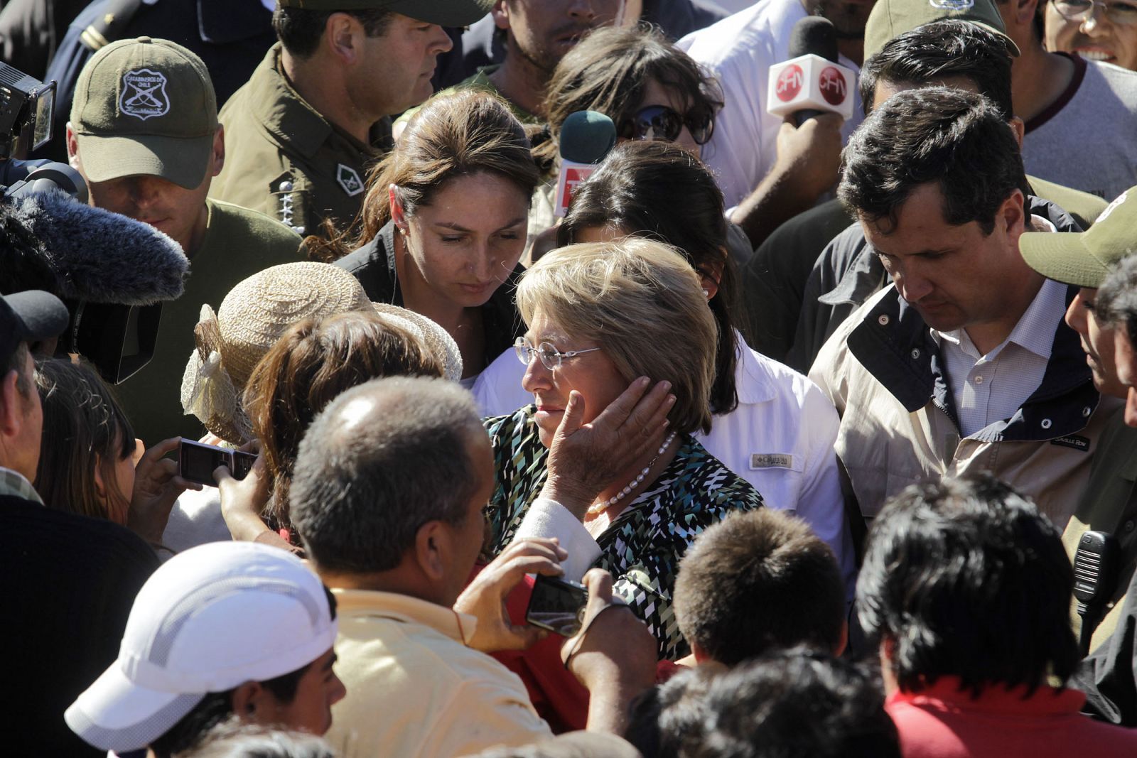 Bachelet es recibida durante su visita a Constitución tras el seísmo.