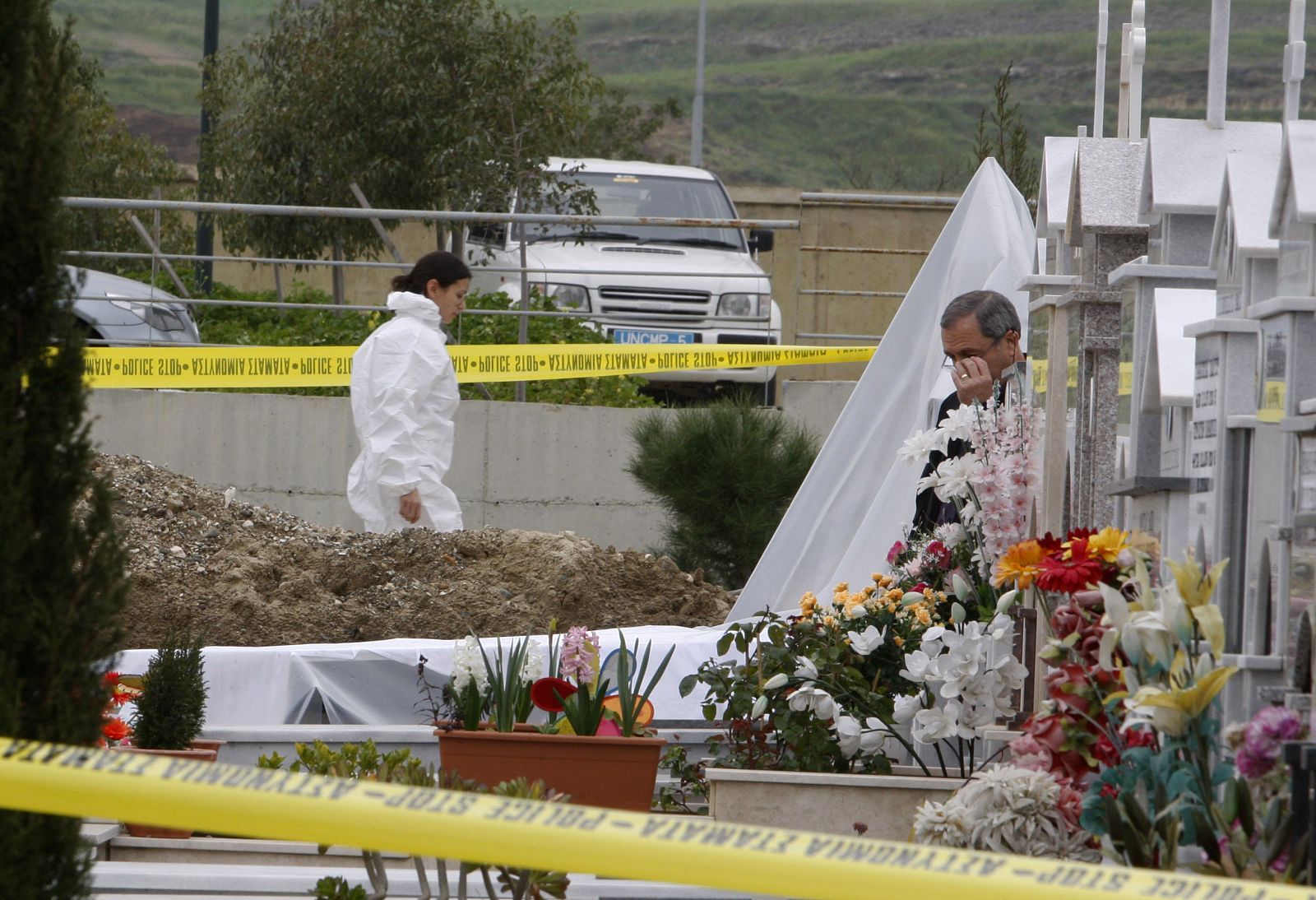 Un equipo de forenses acordona la tumba donde ha sido localizado el cadáver del ex presidente chipriota Tassos Papadopoulos en Nicosia.