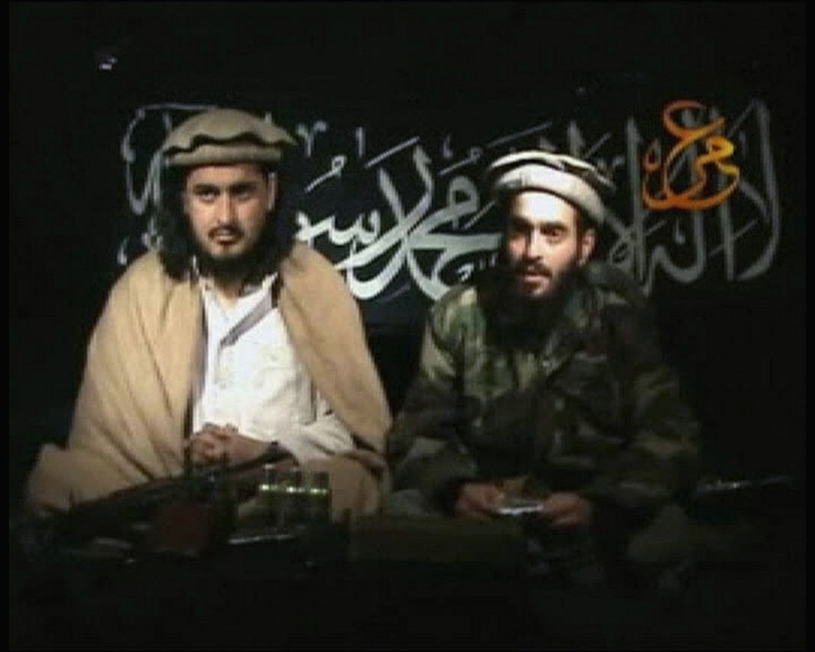 El líder talibán Meshud junto al presunto terrorista suicida que mató a varios agentes de la CIA en Afganistán.
